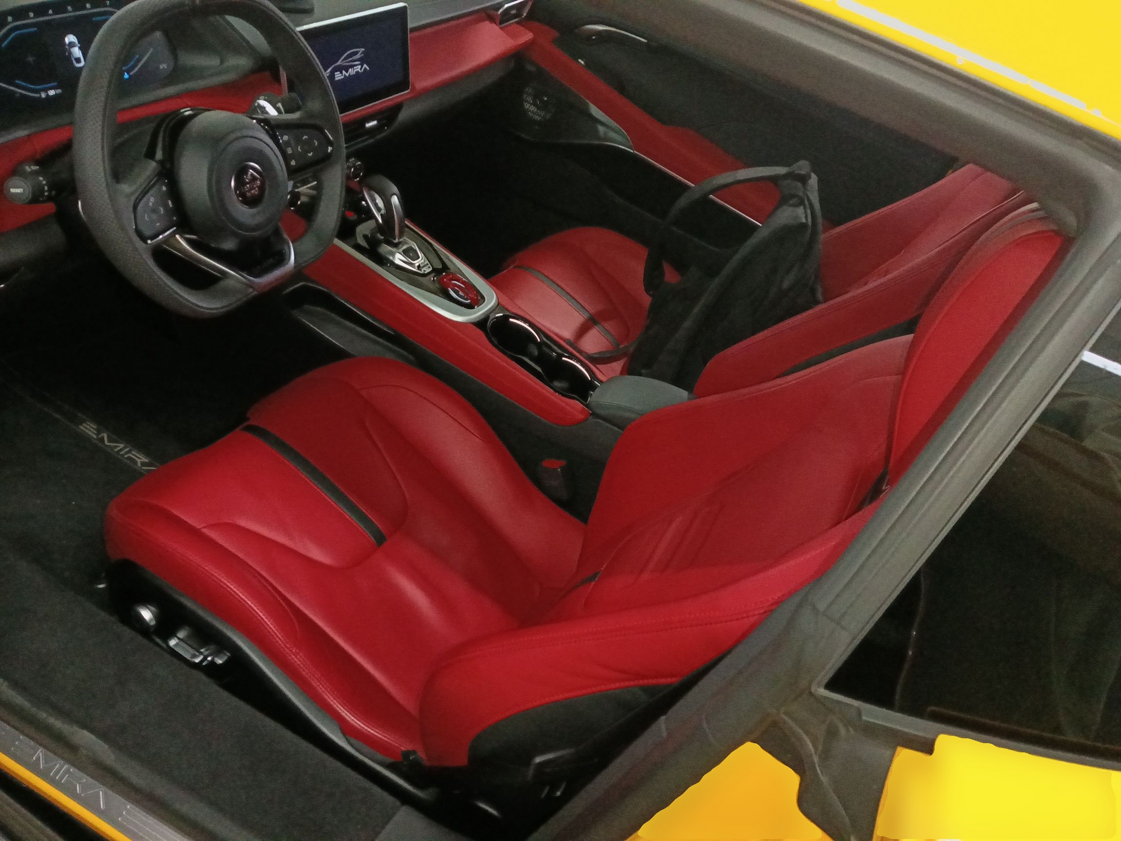 المقاعد الأمامية داخل السيارة