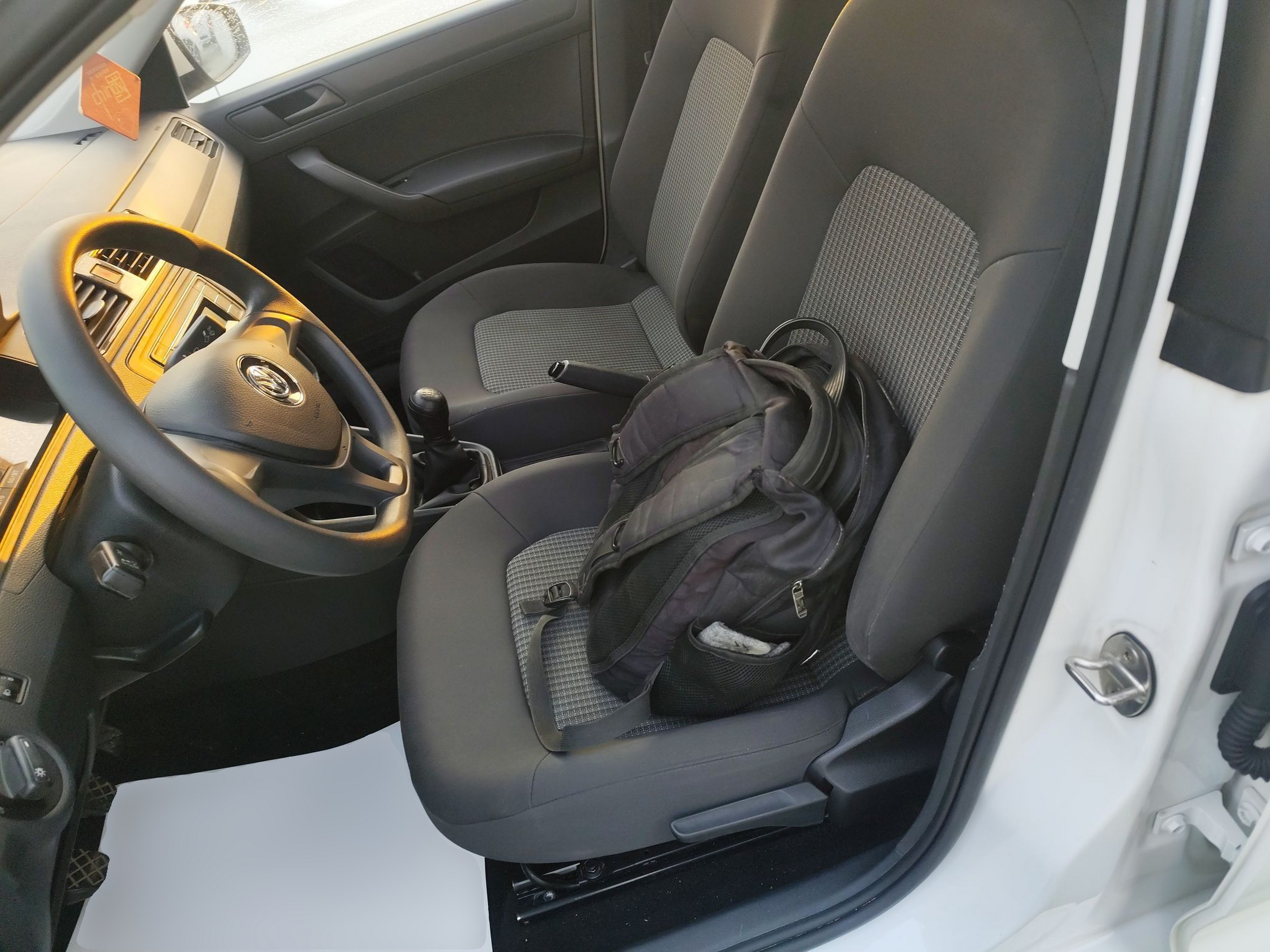 المقاعد الأمامية داخل السيارة