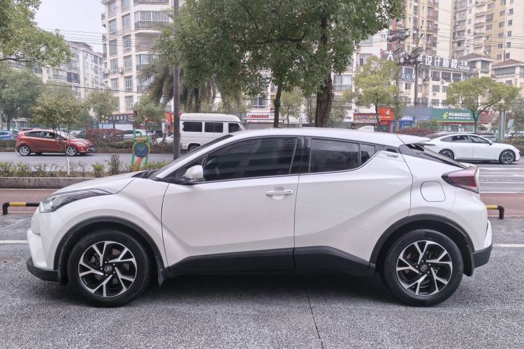 Used Toyota C-HR 2018 2.0L Luxury Sunroof Version China V Emission Standard
