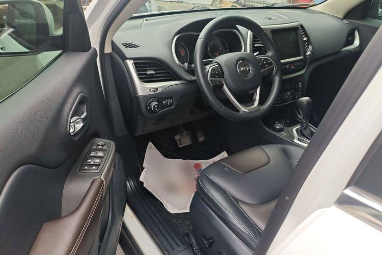 Used  Cherokee 2016 2.4L Professional Smart Version
