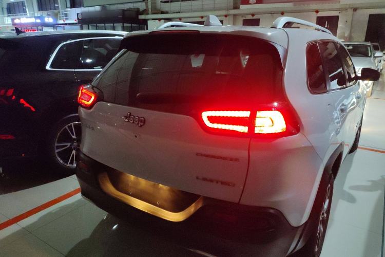 Used  Cherokee 2020 2.0L Two-Wheel Drive Classic Sports Edition
