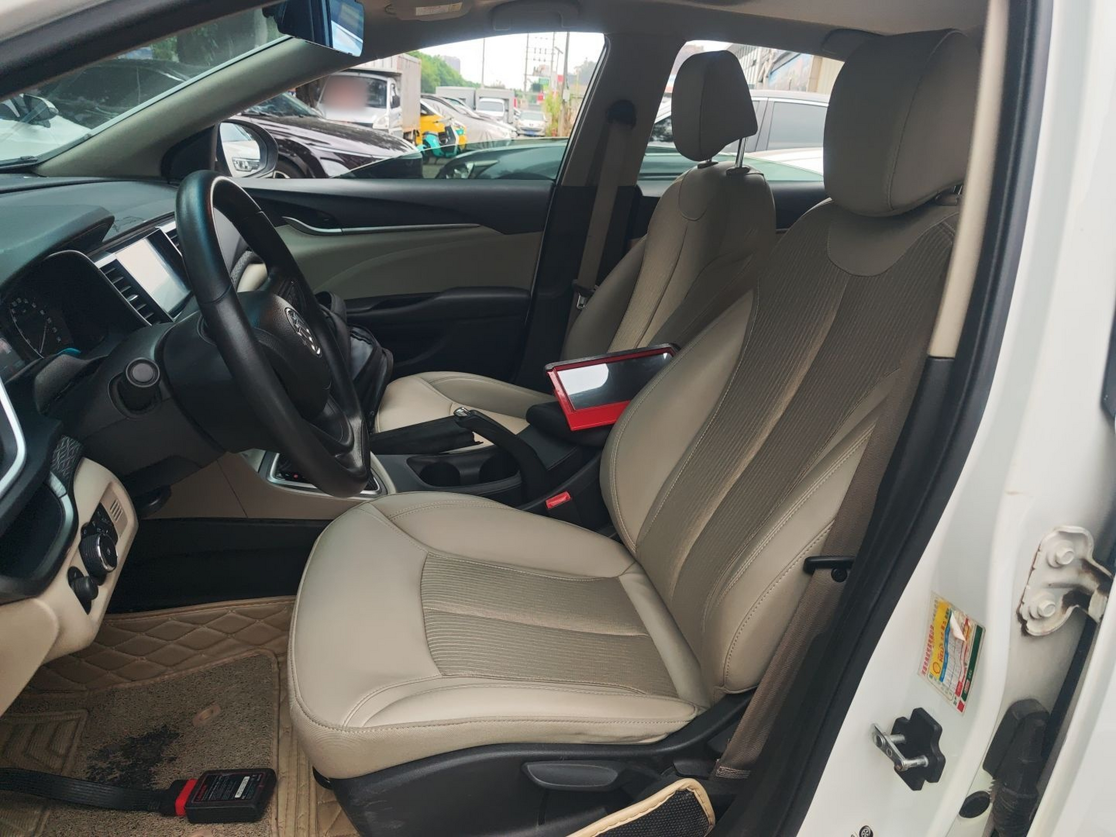 المقاعد الأمامية داخل السيارة