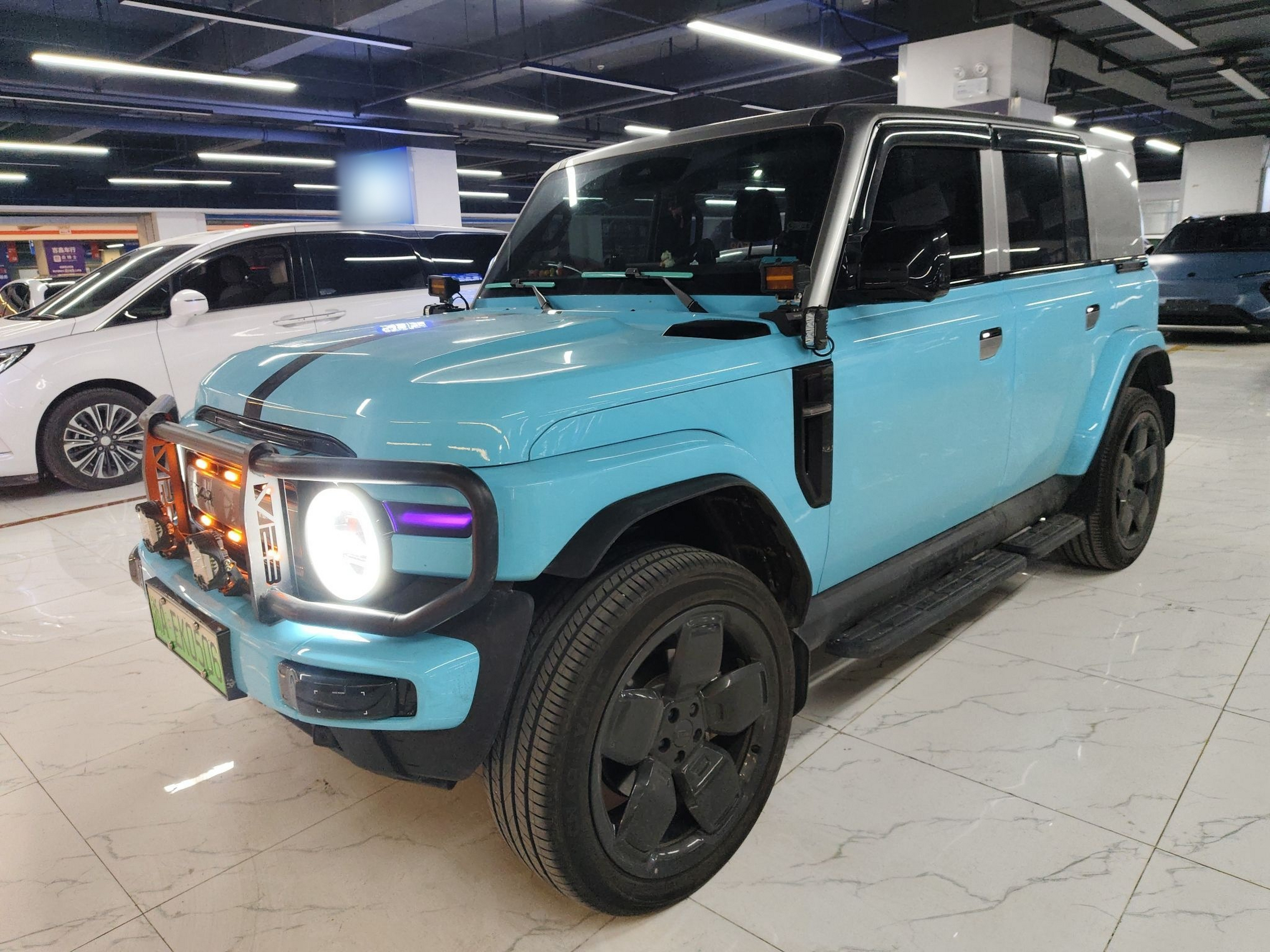 تحت مقدمة السيارة