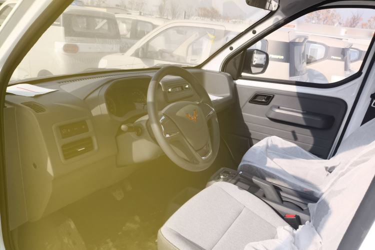 Used Wuling Yangguang 2024 300KM Comfort Version Passenger Van 75kW
