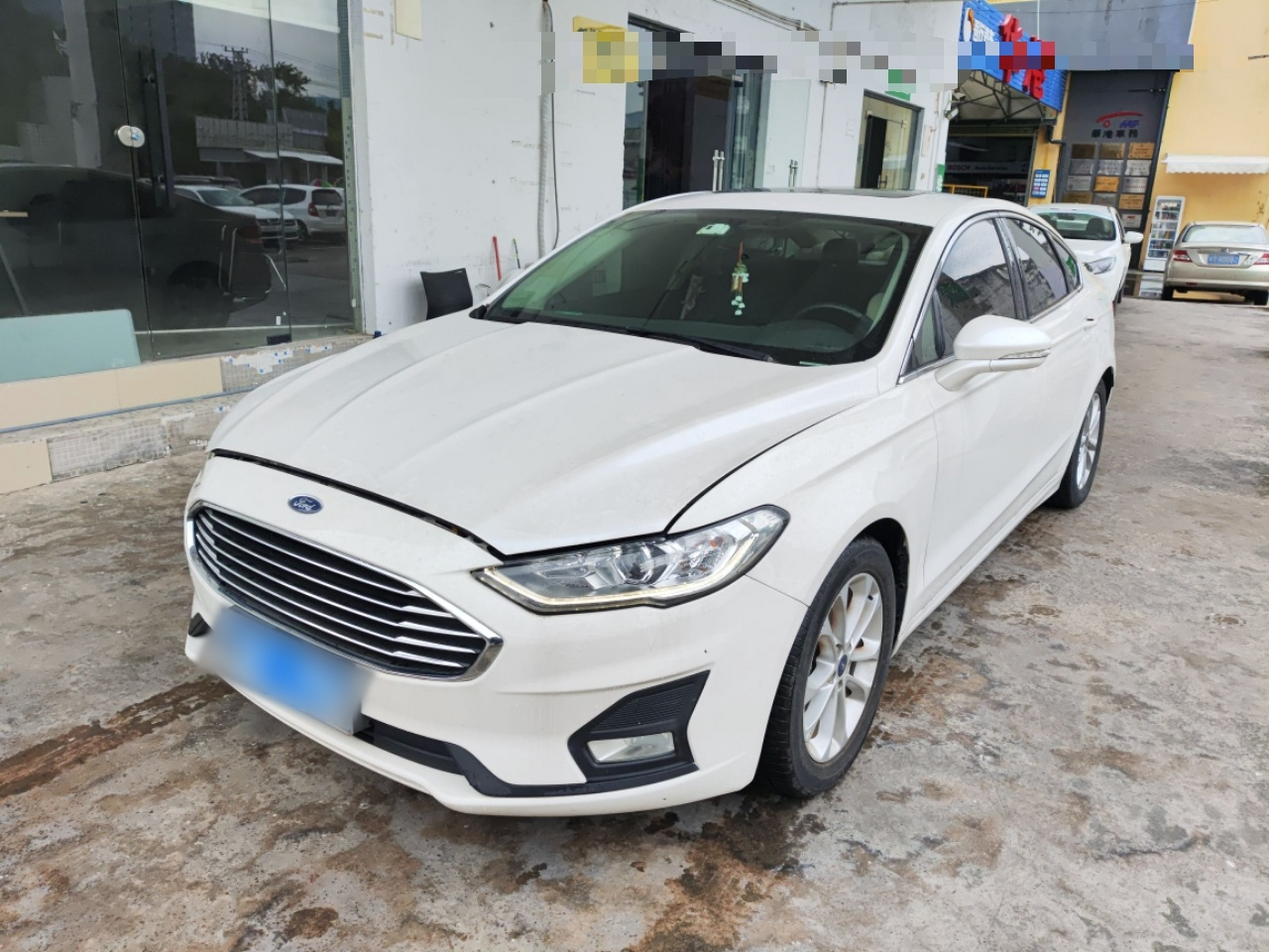 Под передней частью автомобиля