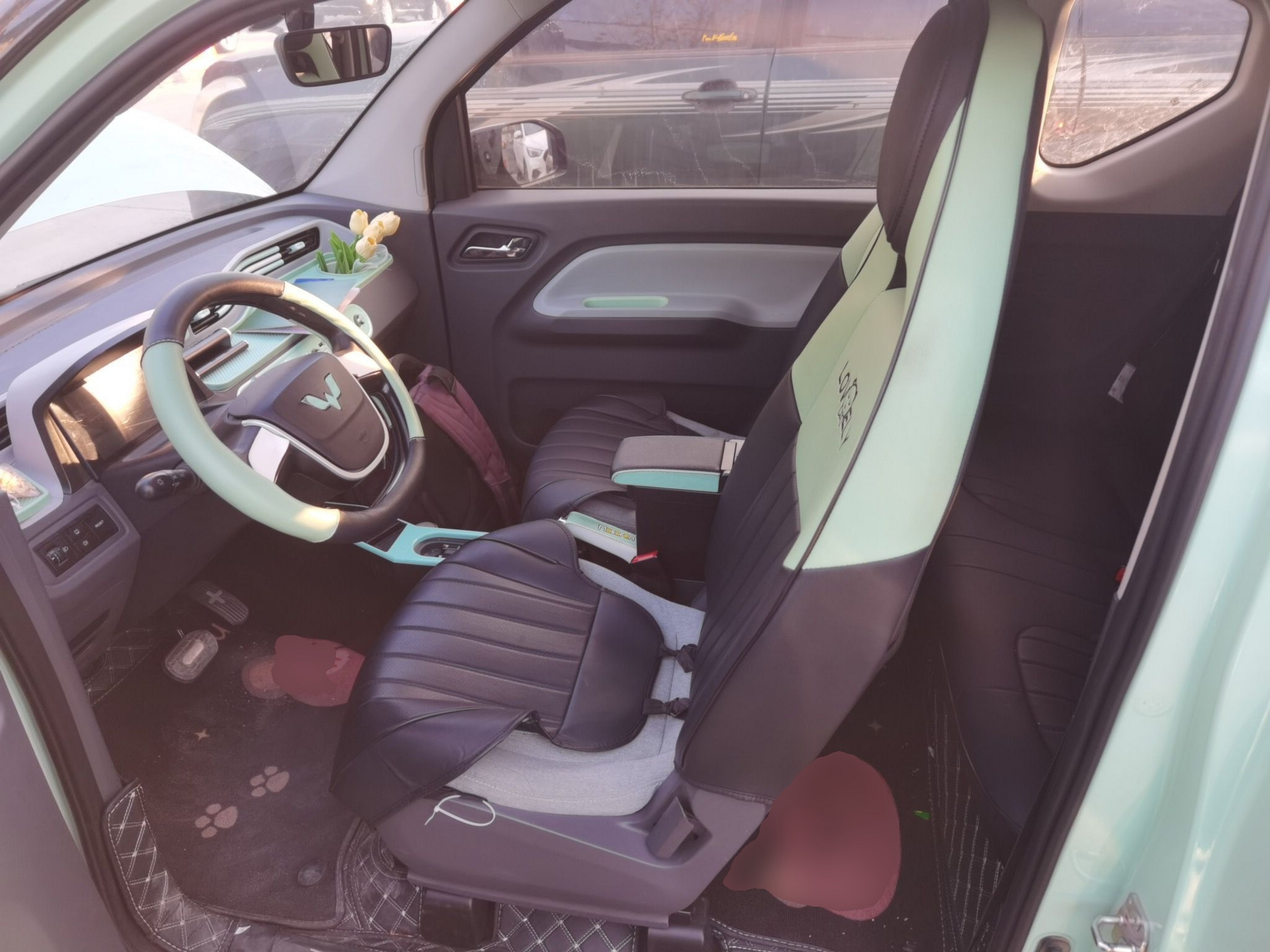المقاعد الأمامية داخل السيارة