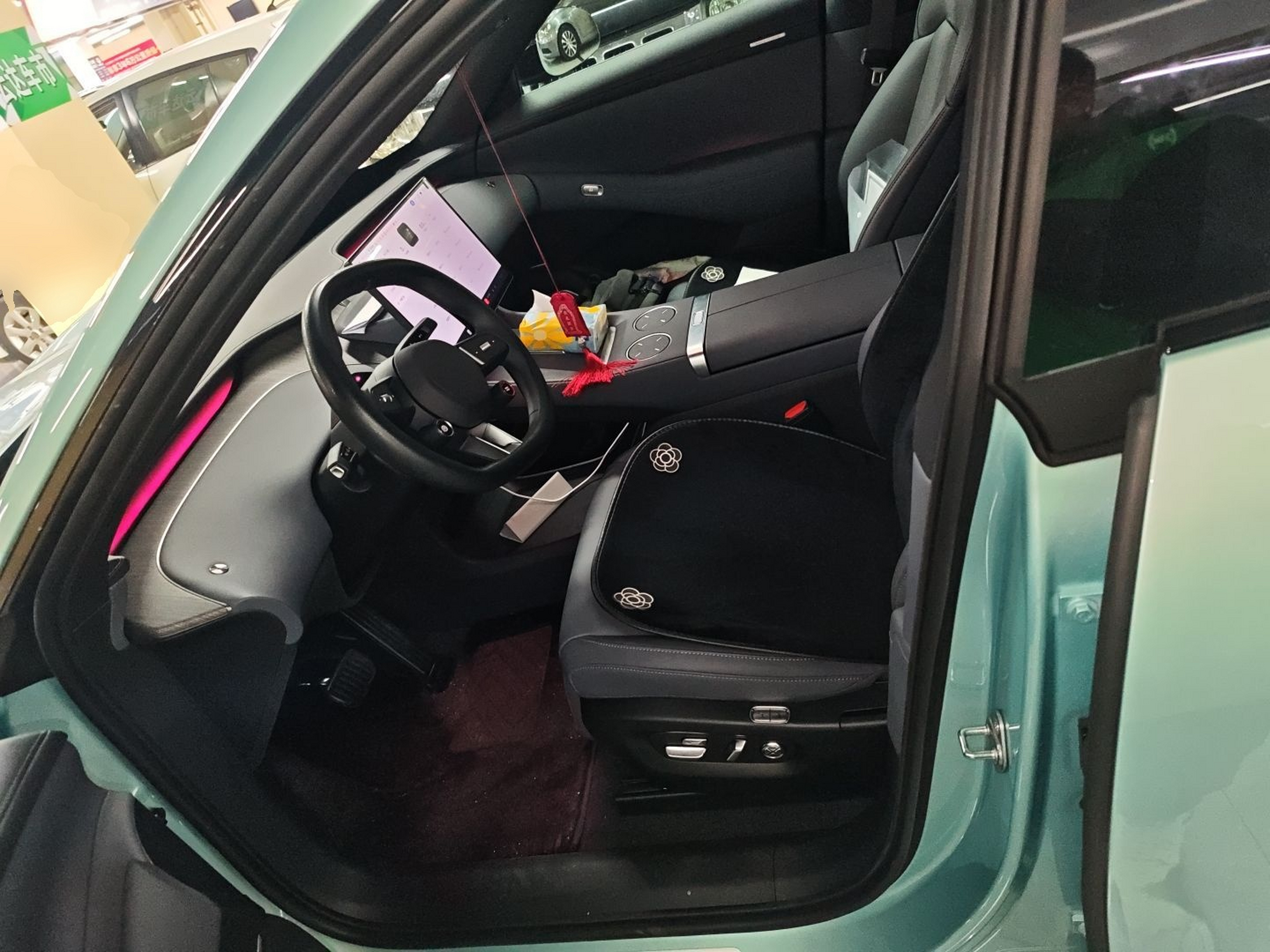 المقاعد الأمامية داخل السيارة