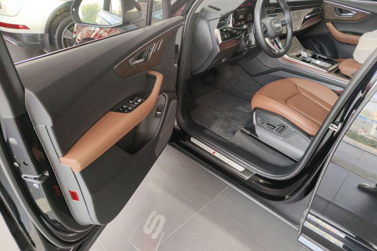 Used Audi Q7 2024 45 TFSI quattro S line Black Warrior Edition
