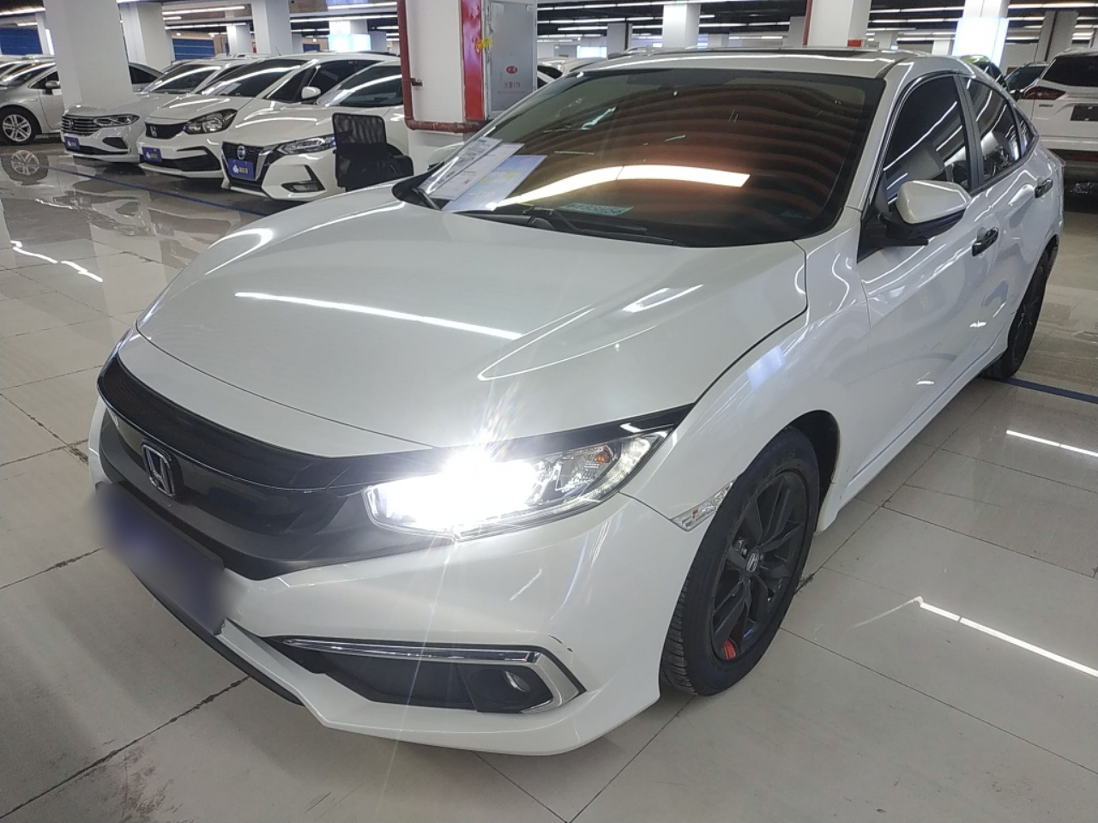 تحت مقدمة السيارة