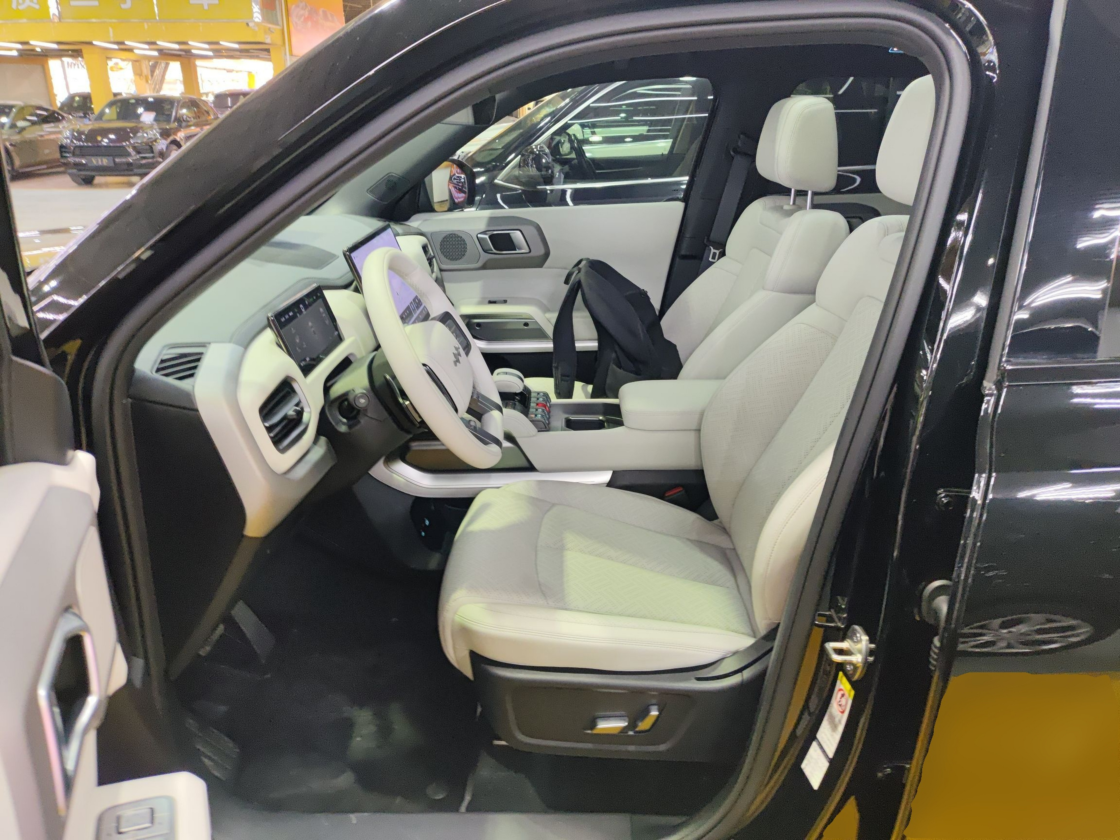 المقاعد الأمامية داخل السيارة