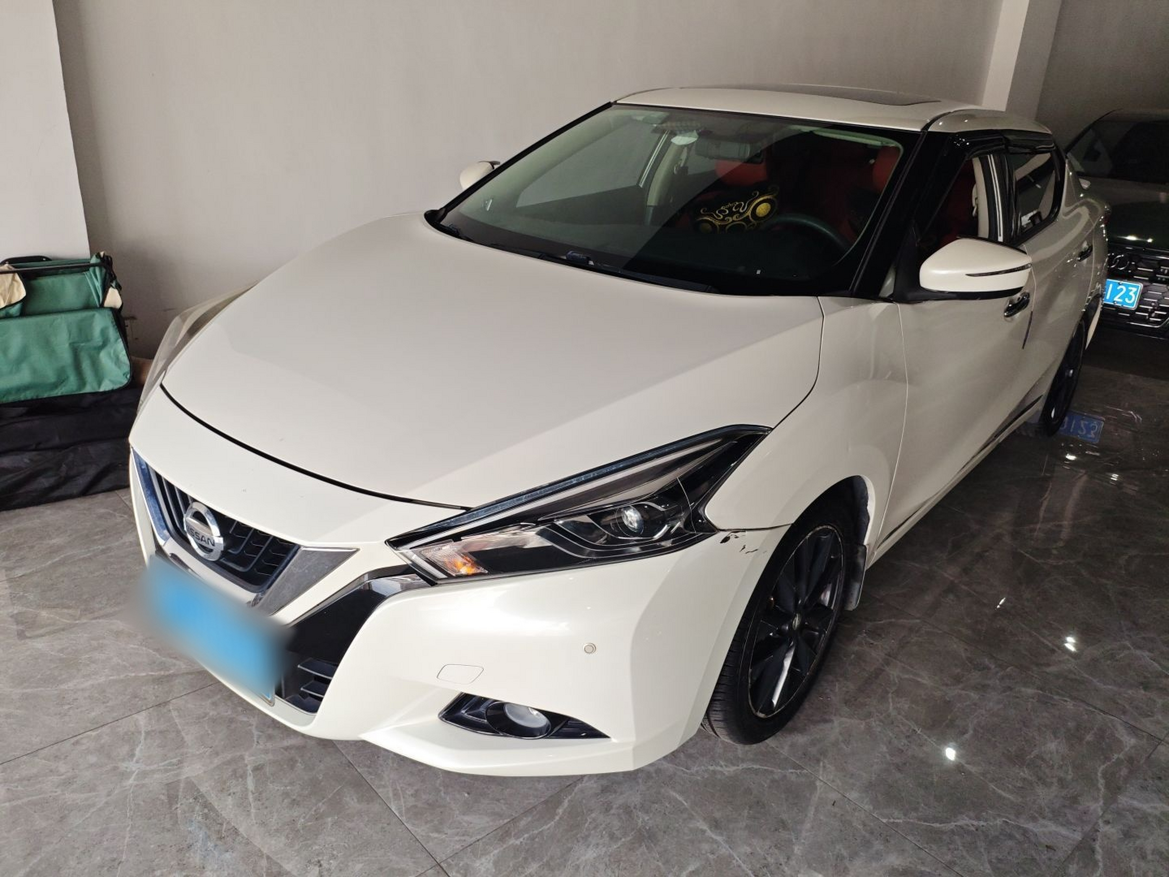 Под передней частью автомобиля