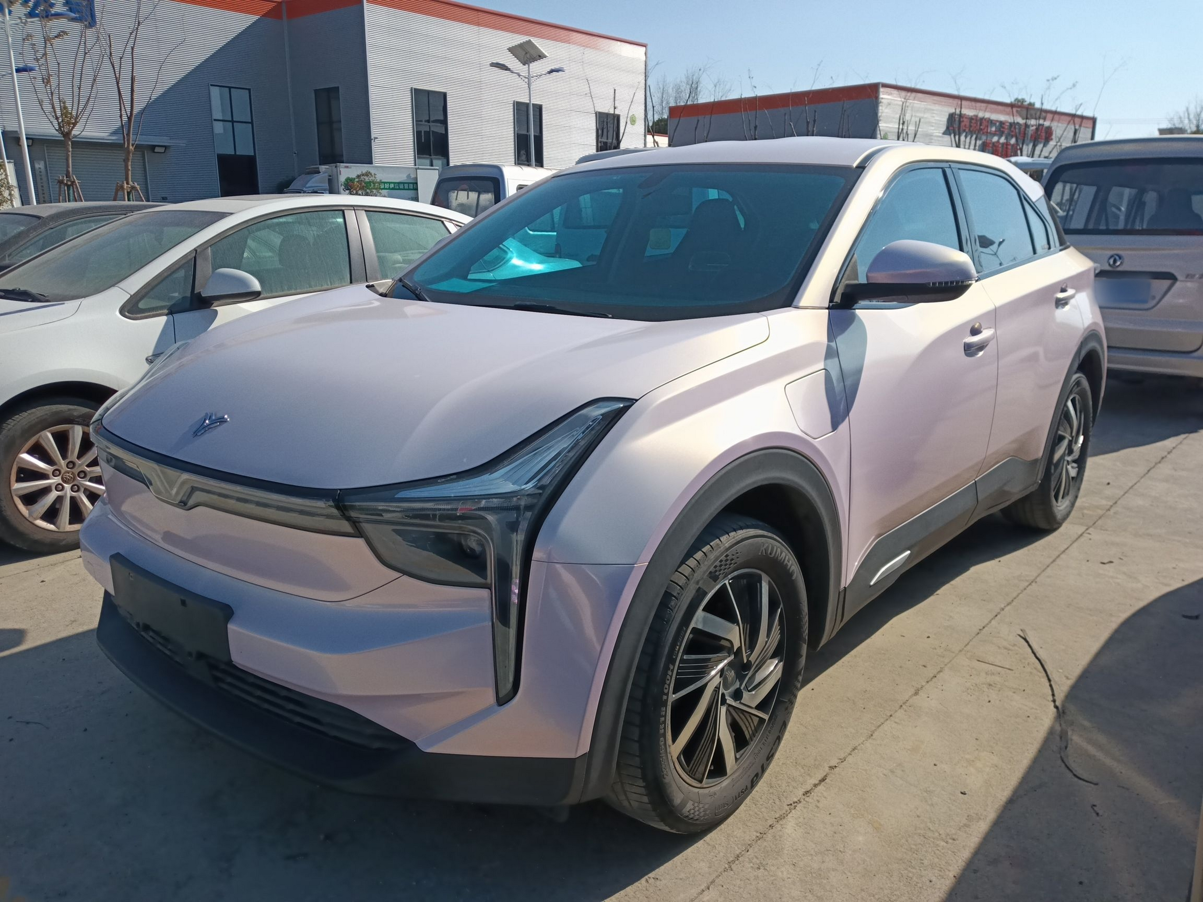 Под передней частью автомобиля