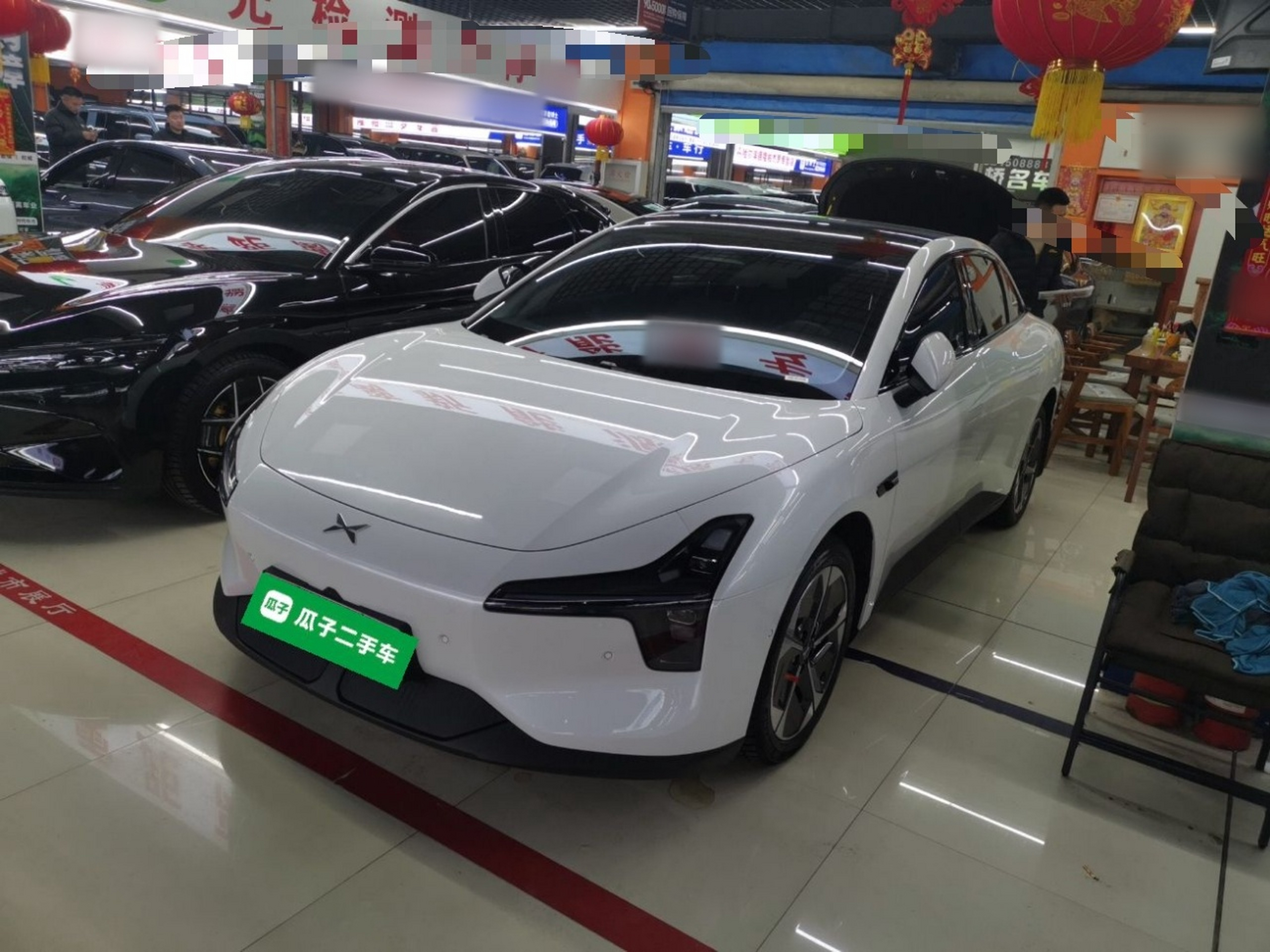 تحت مقدمة السيارة