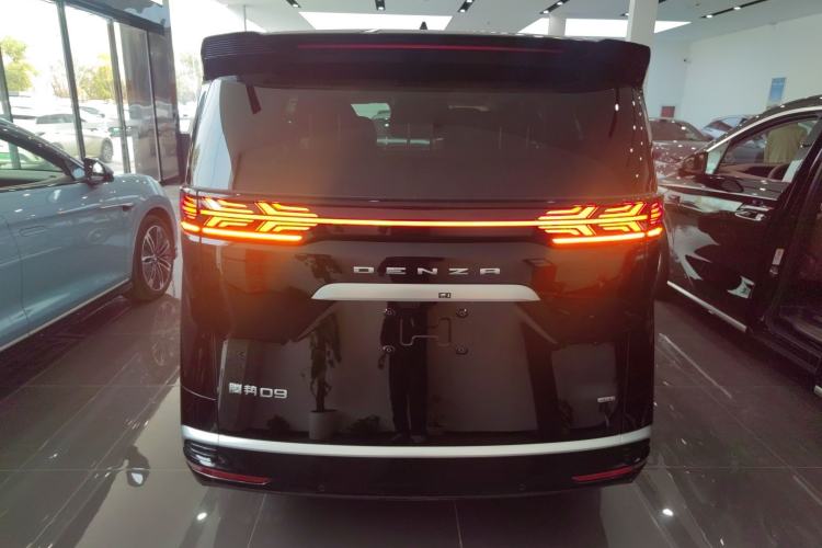 Used Denza D9 2025 DM-i Intelligent Drive 1020 Four-Wheel Drive Flagship Model