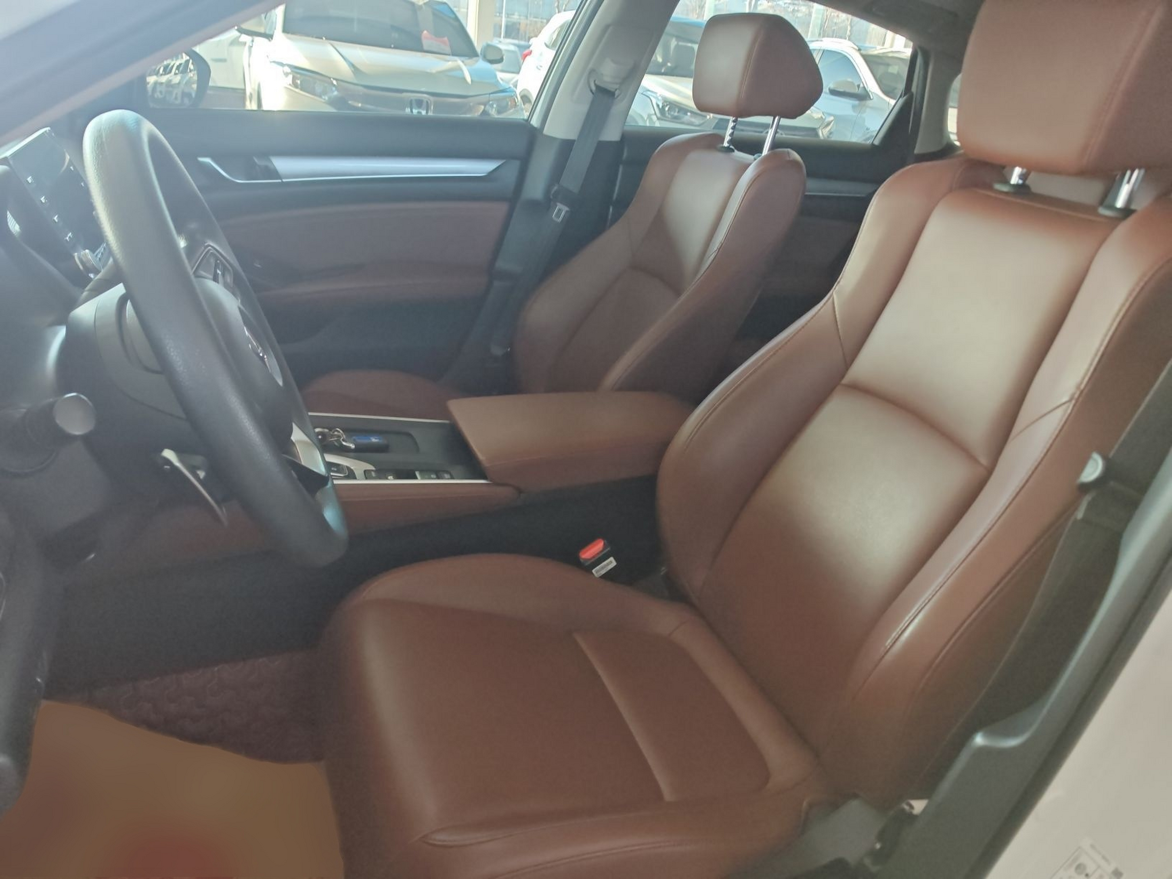 المقاعد الأمامية داخل السيارة