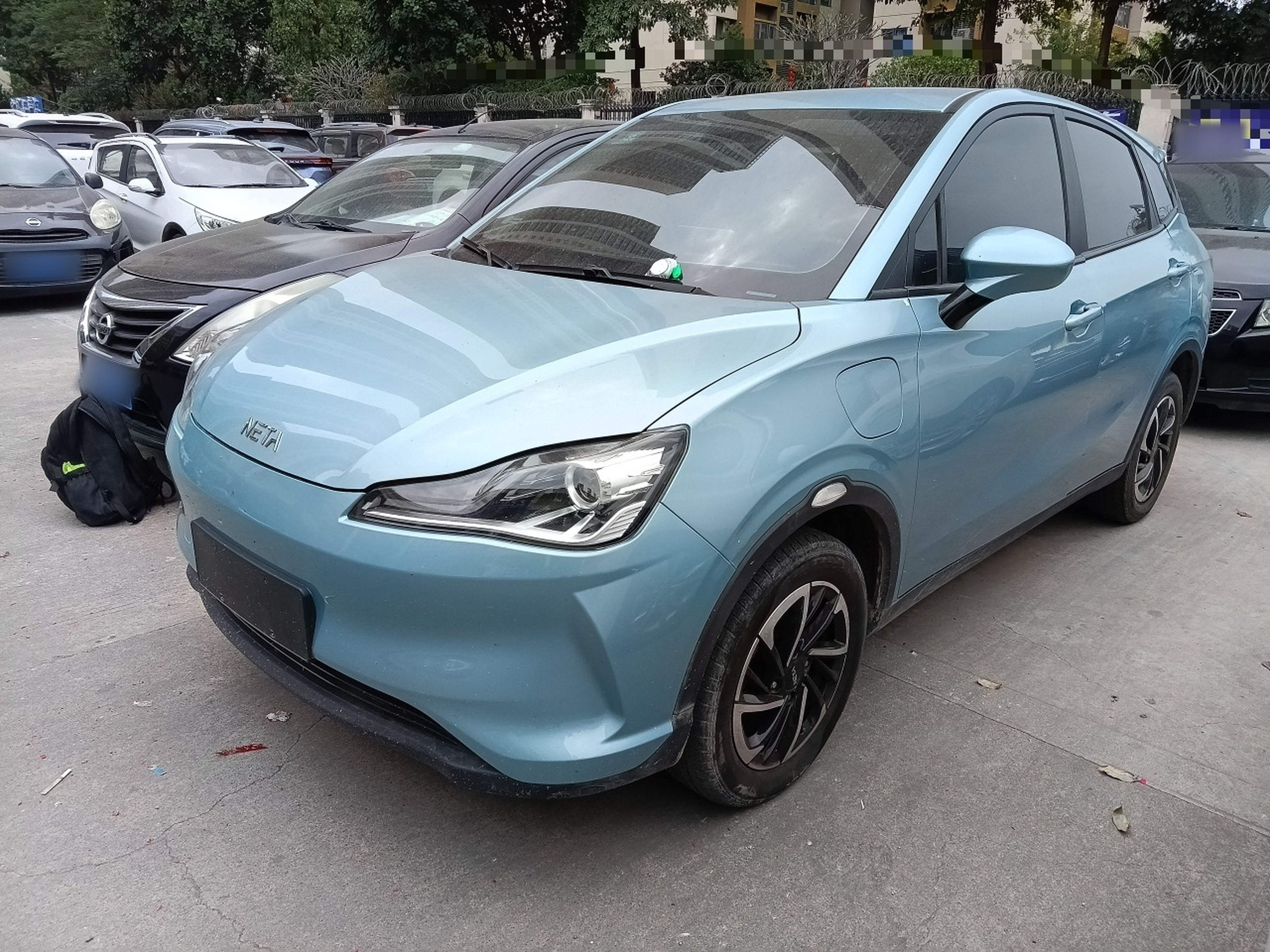 Под передней частью автомобиля