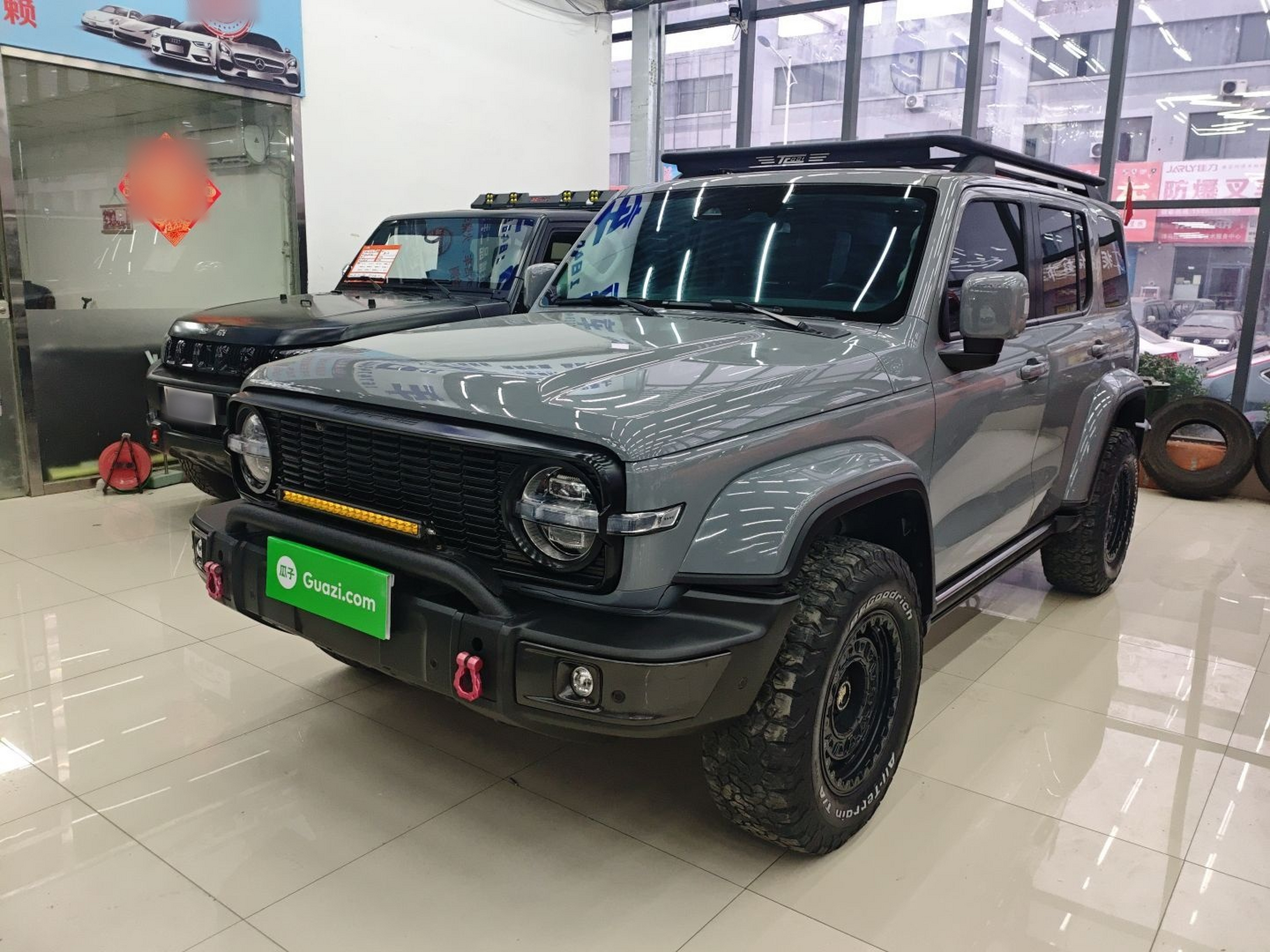 تحت مقدمة السيارة