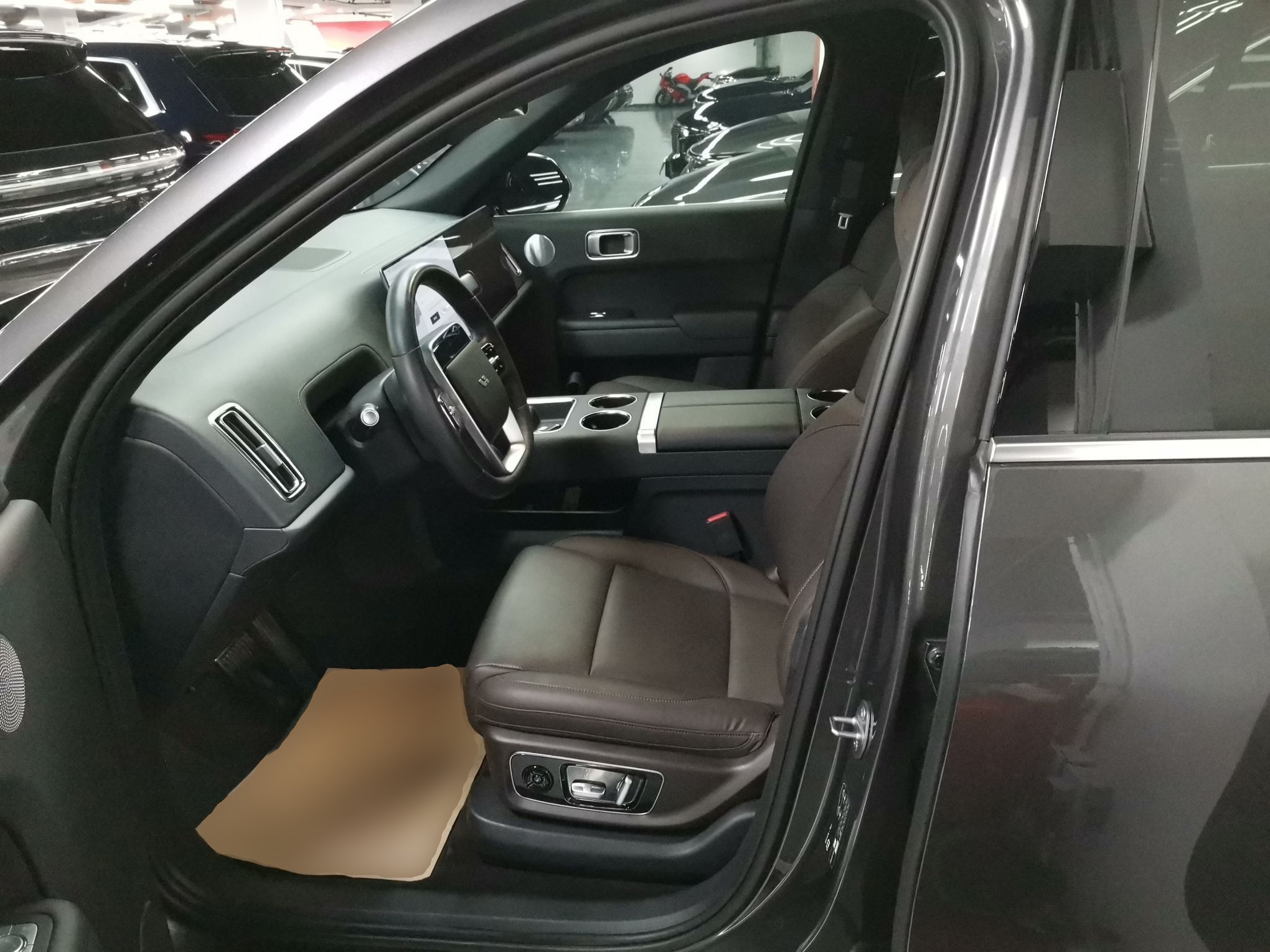 Переднее сиденье в автомобиле