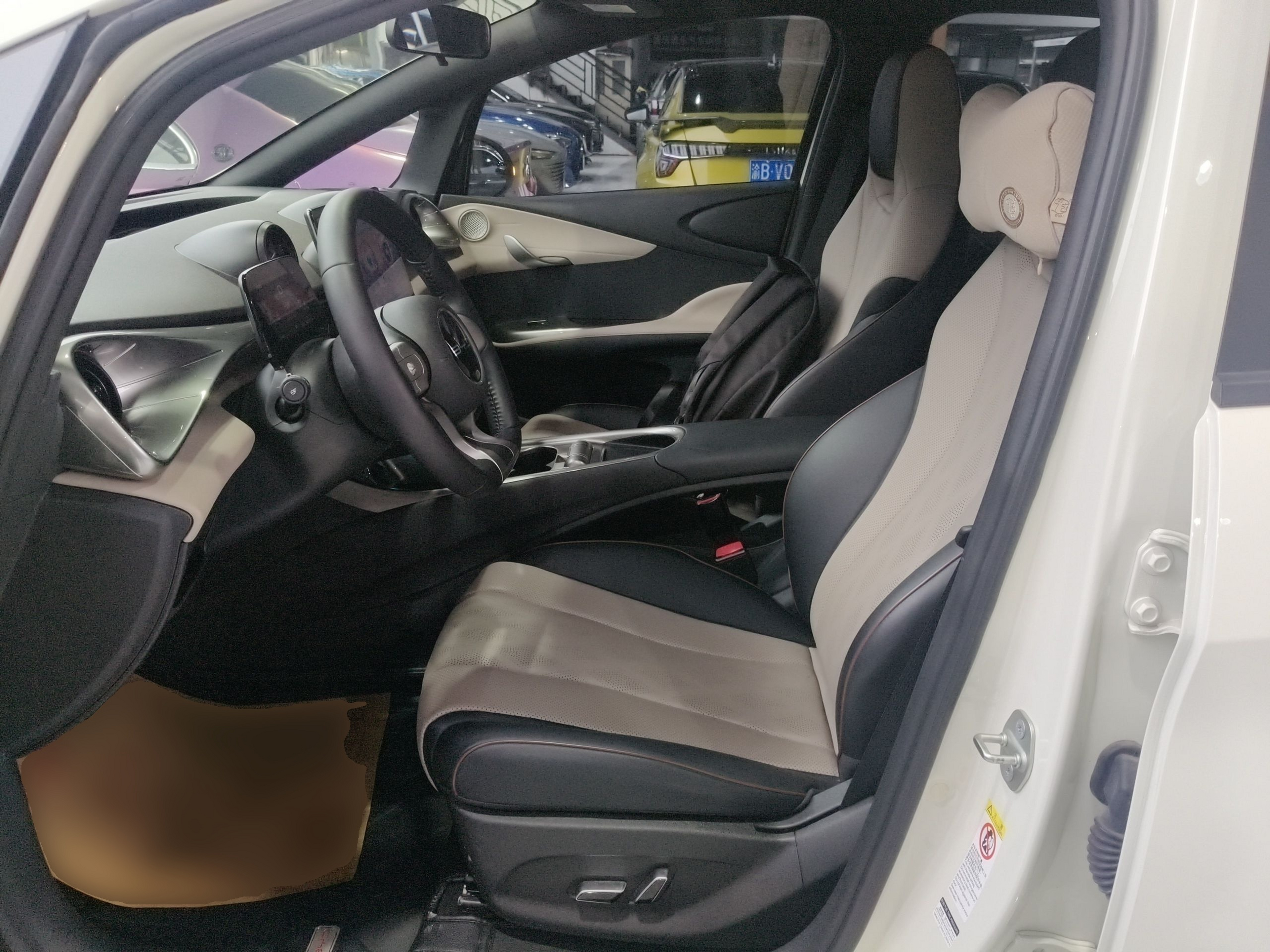 المقاعد الأمامية داخل السيارة