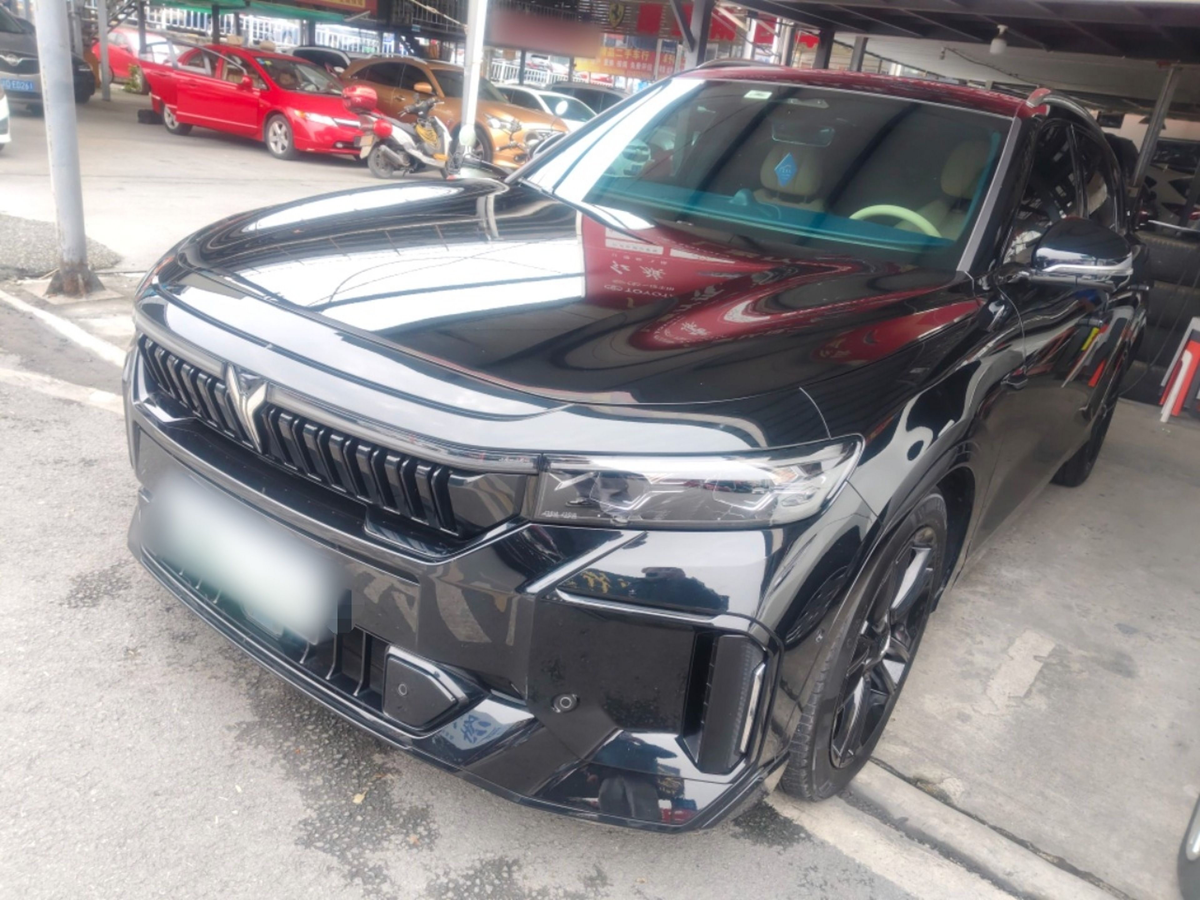 تحت مقدمة السيارة