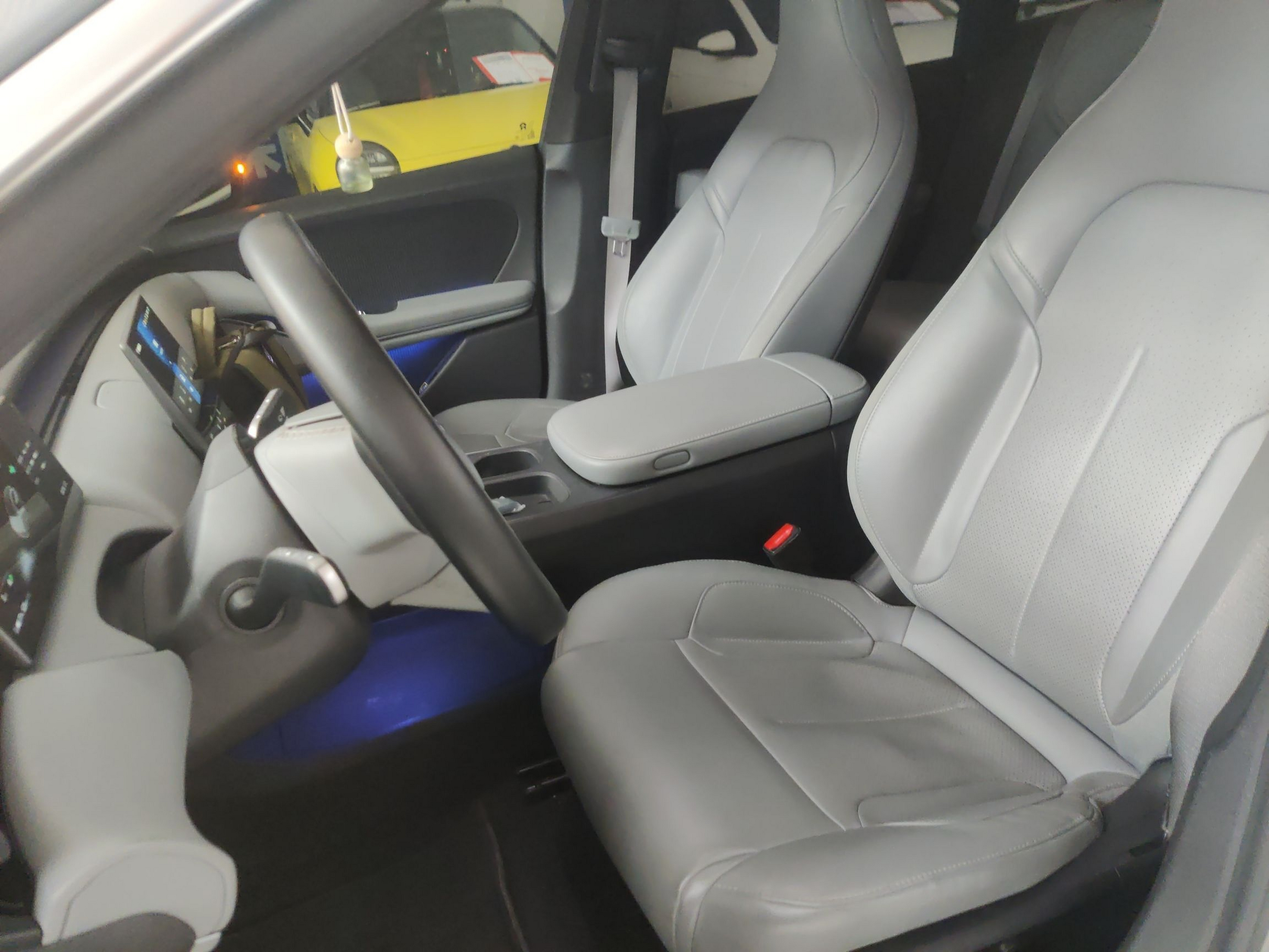 Переднее сиденье в автомобиле