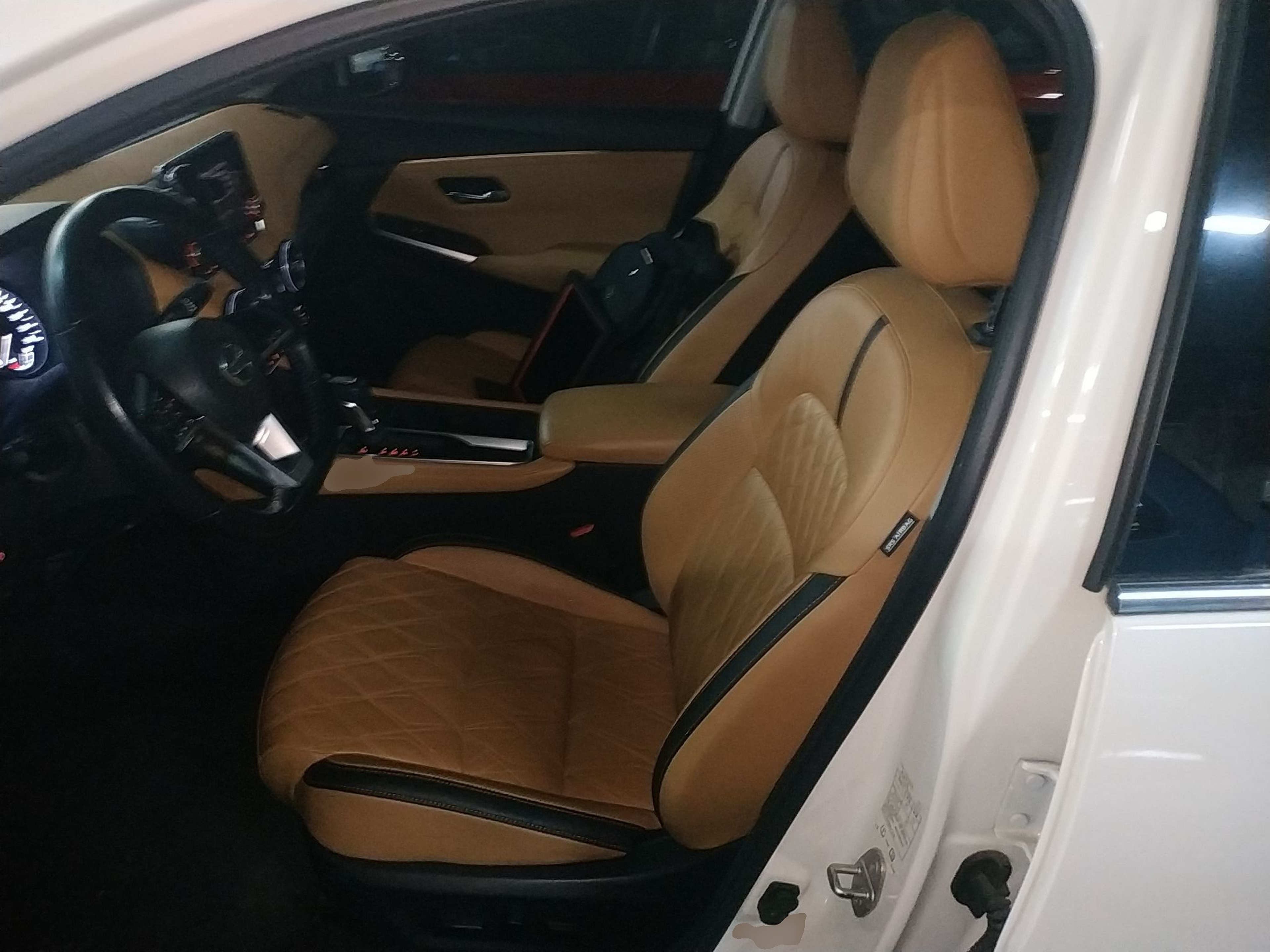 المقاعد الأمامية داخل السيارة