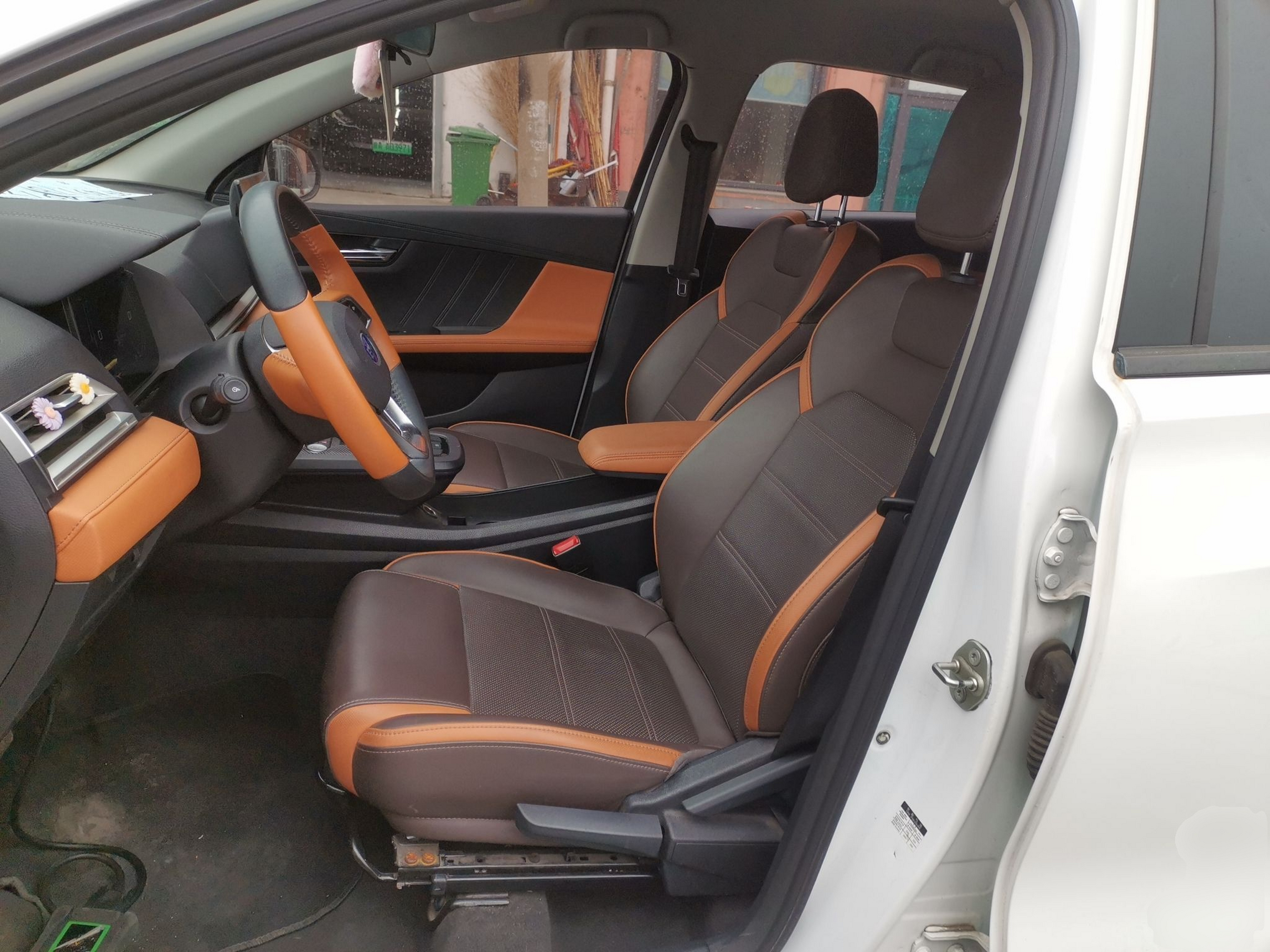 Переднее сиденье в автомобиле