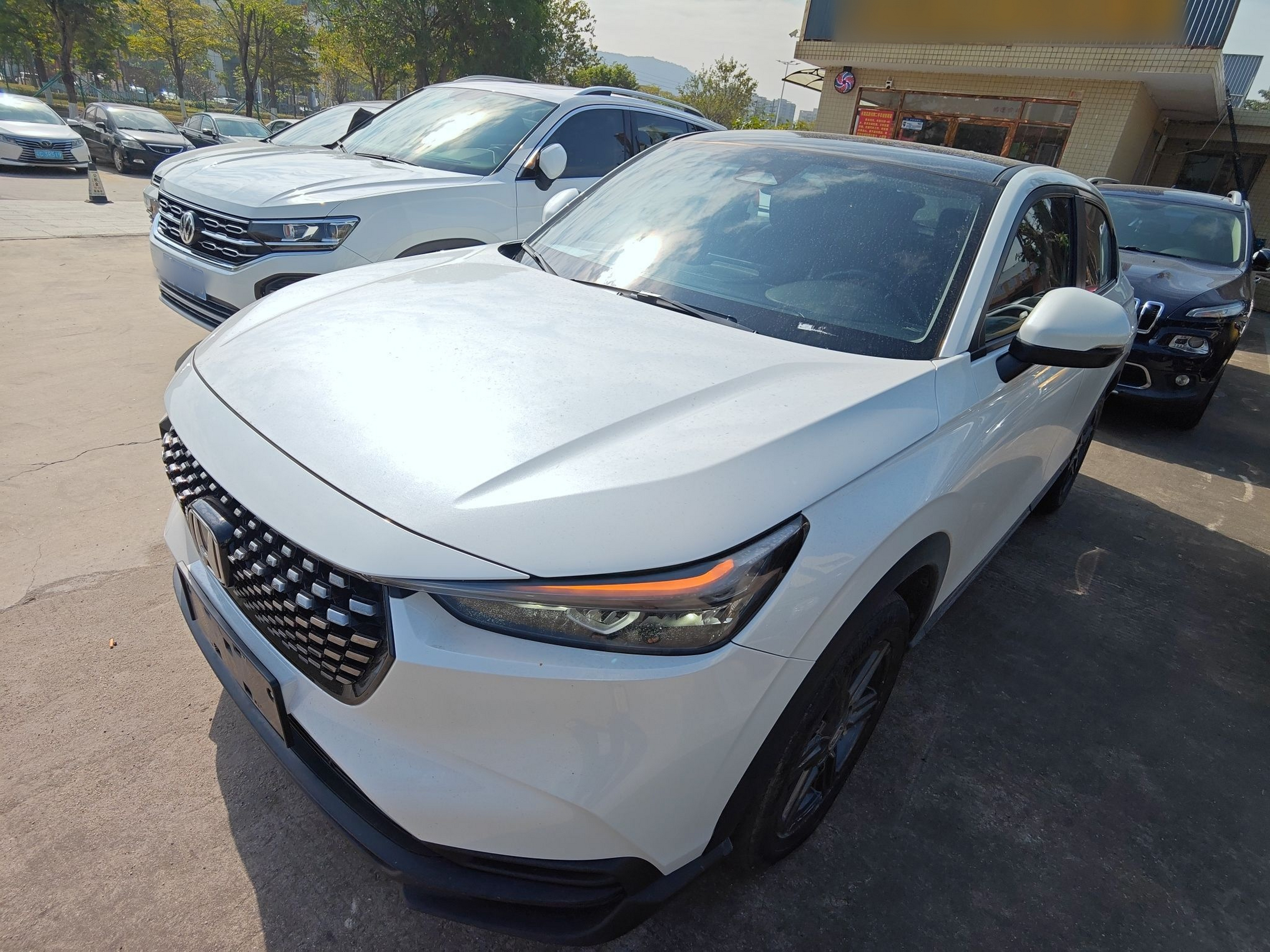 Под передней частью автомобиля