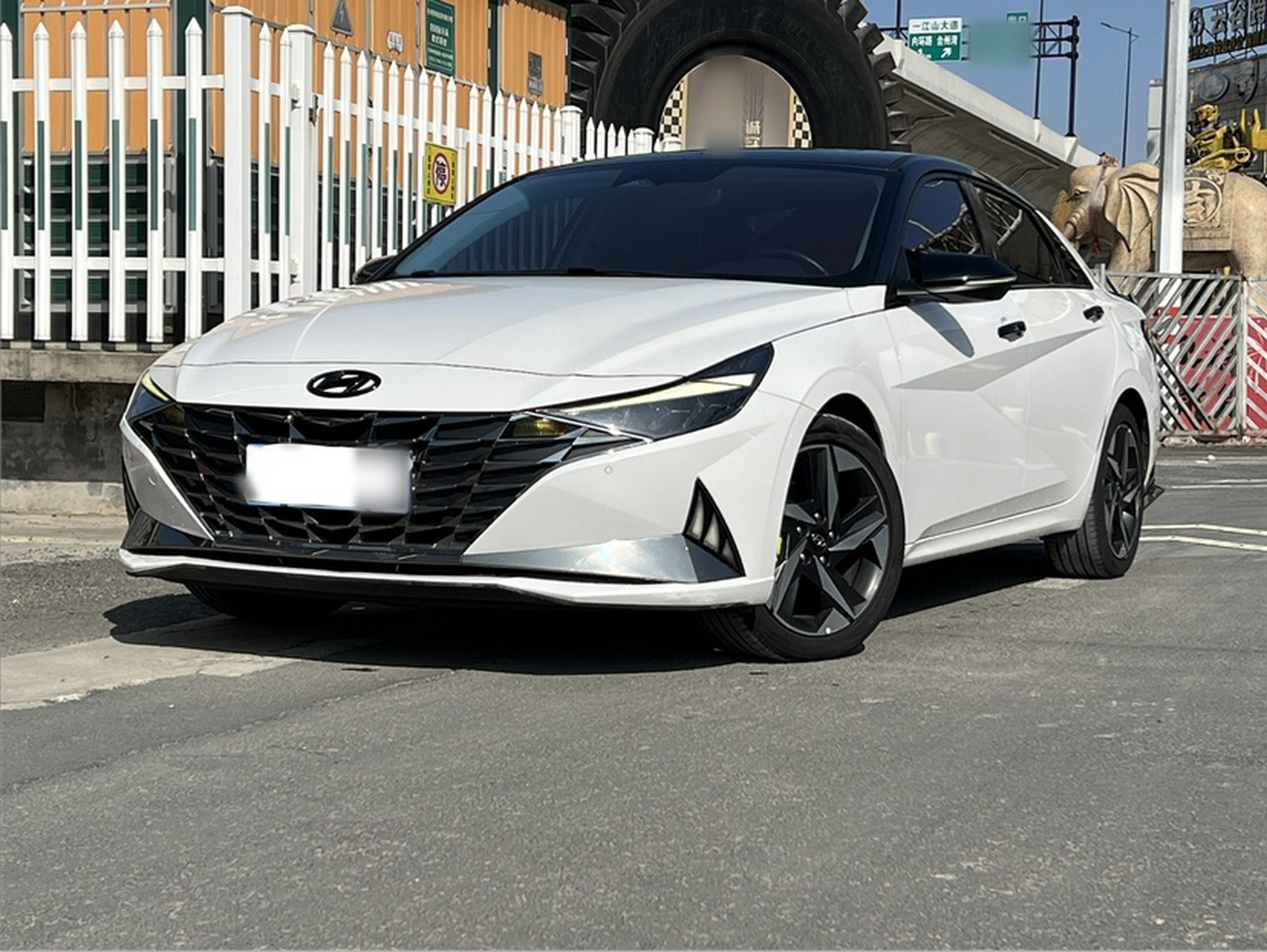 Под передней частью автомобиля