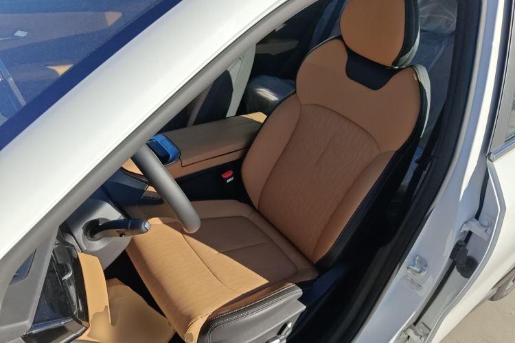 Used Livan Livan 7 2024 605 km Glory Edition
