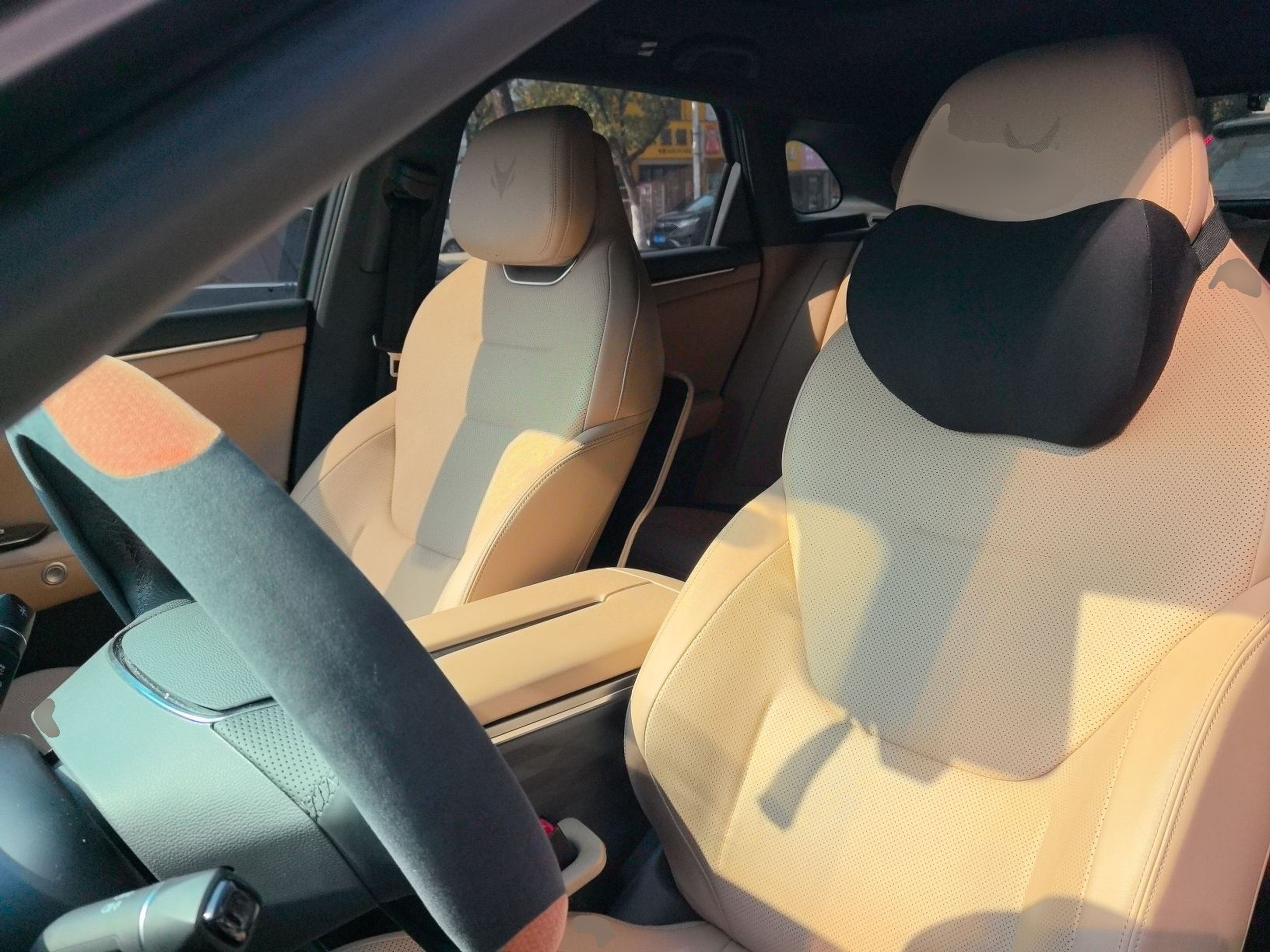 المقاعد الأمامية داخل السيارة