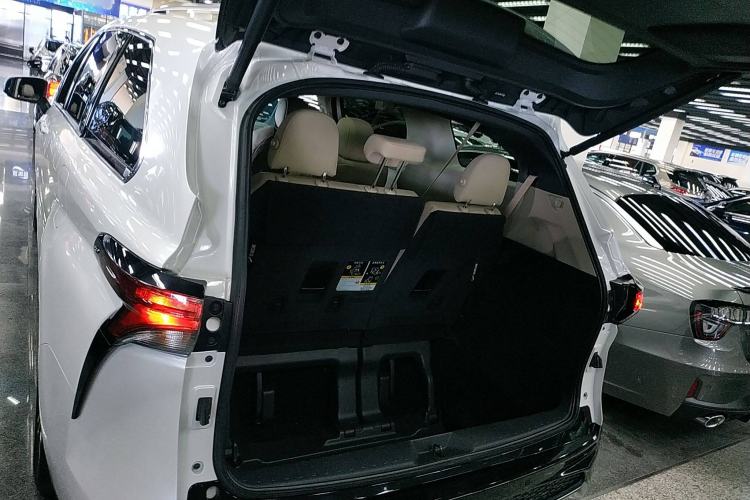 Used Toyota Granvia 2022 2.5L Hybrid Premium Edition
