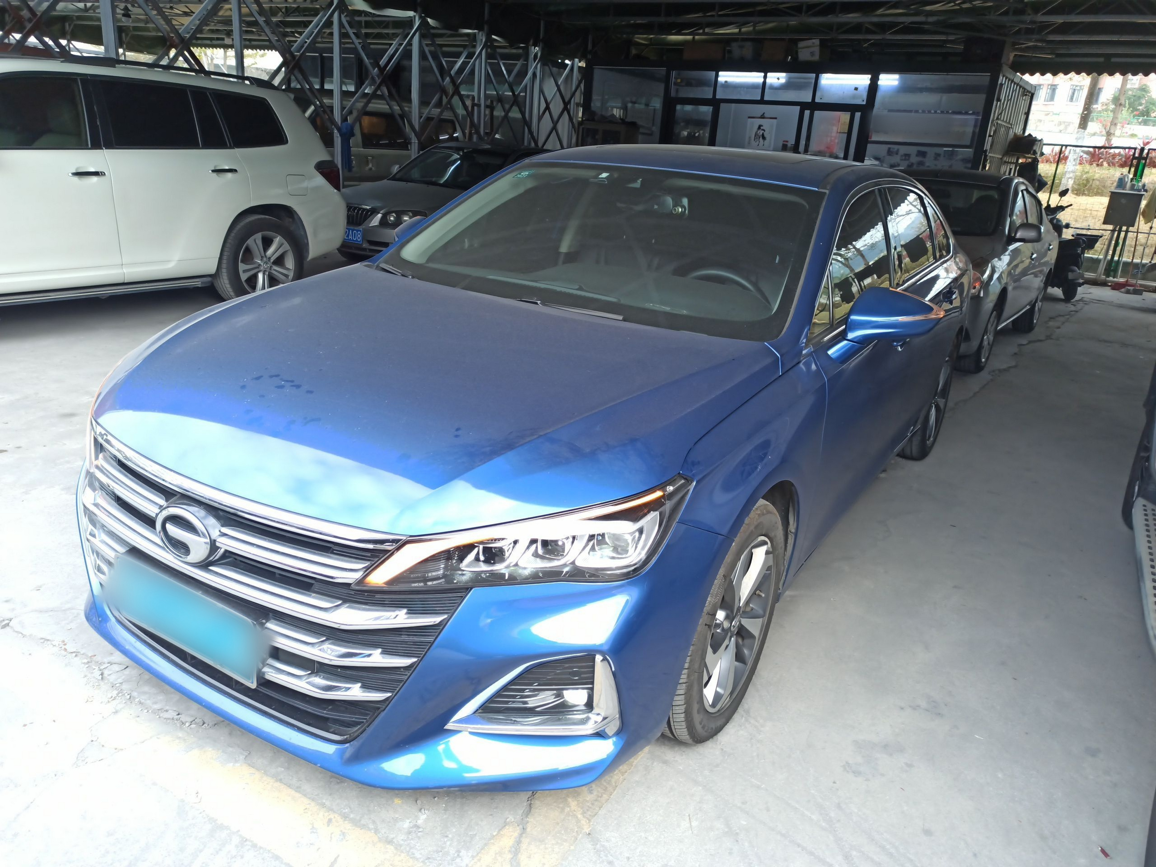 تحت مقدمة السيارة