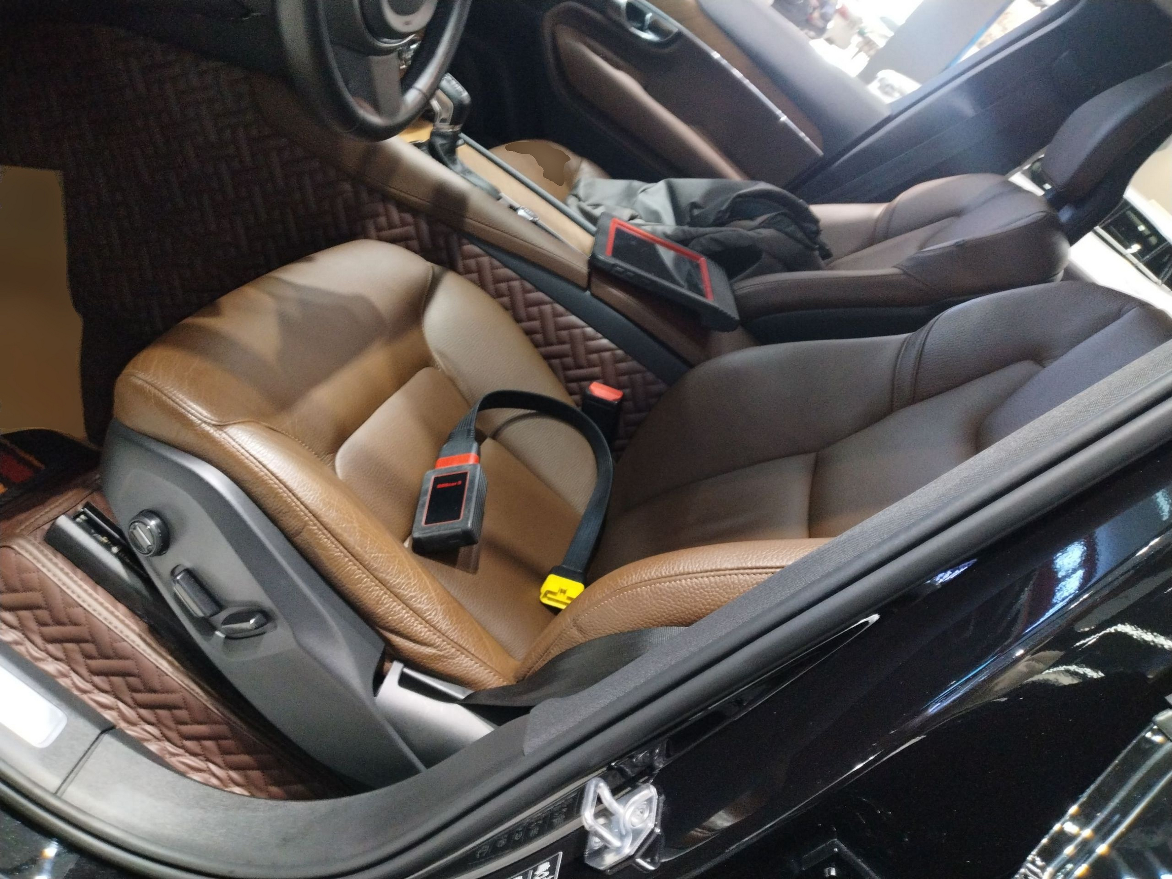 المقاعد الأمامية داخل السيارة