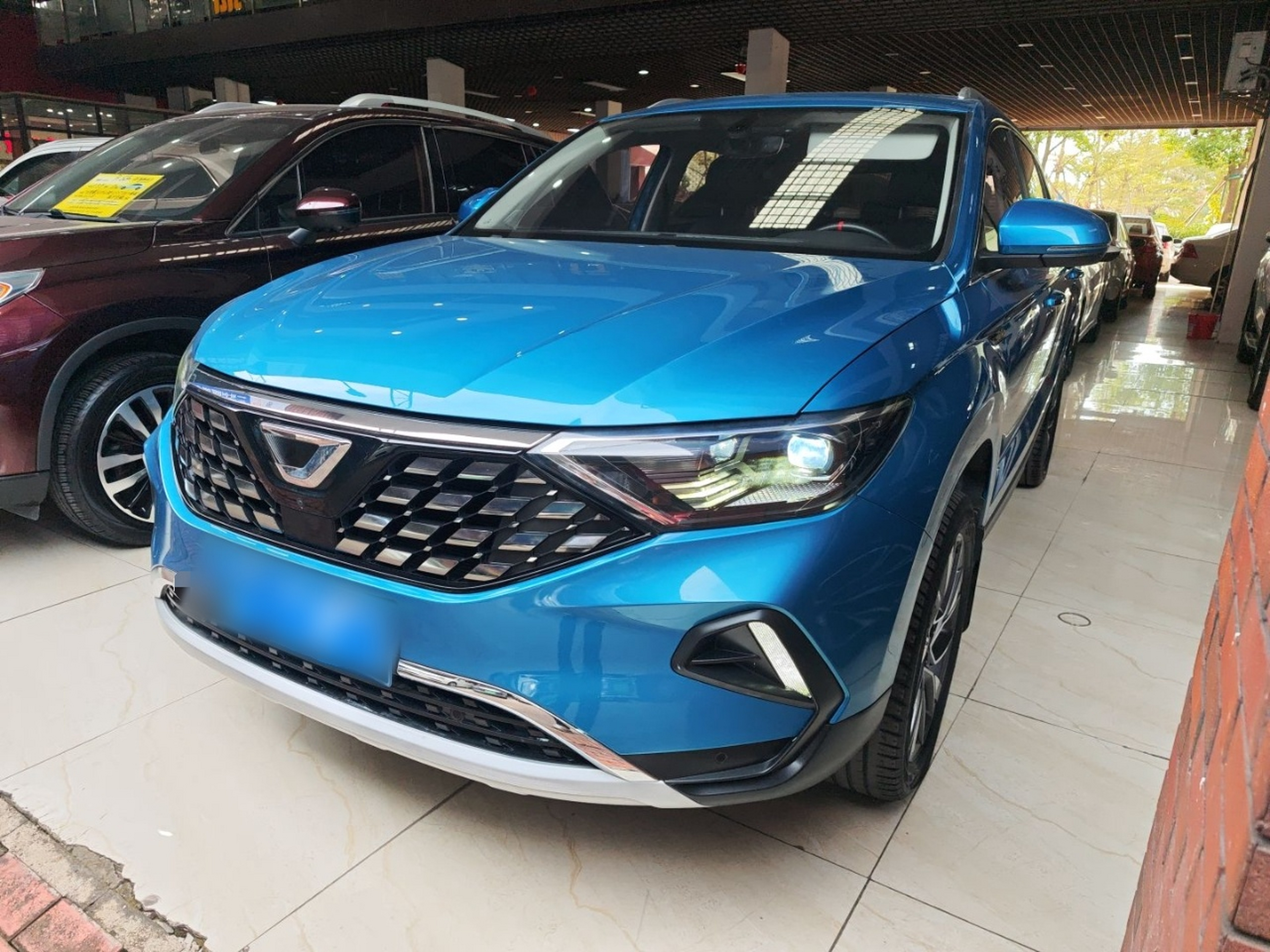 تحت مقدمة السيارة