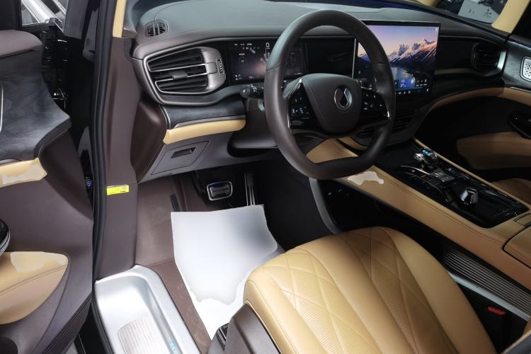 Used Denza D9 2025 DM-i Intelligent Drive 1020 Four-Wheel Drive Prestige Model
