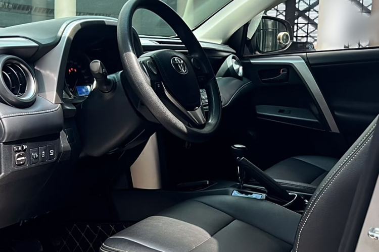 Used Toyota RAV4 2016 2.0L CVT Two-Wheel Drive Fashion Edition China V Standard
