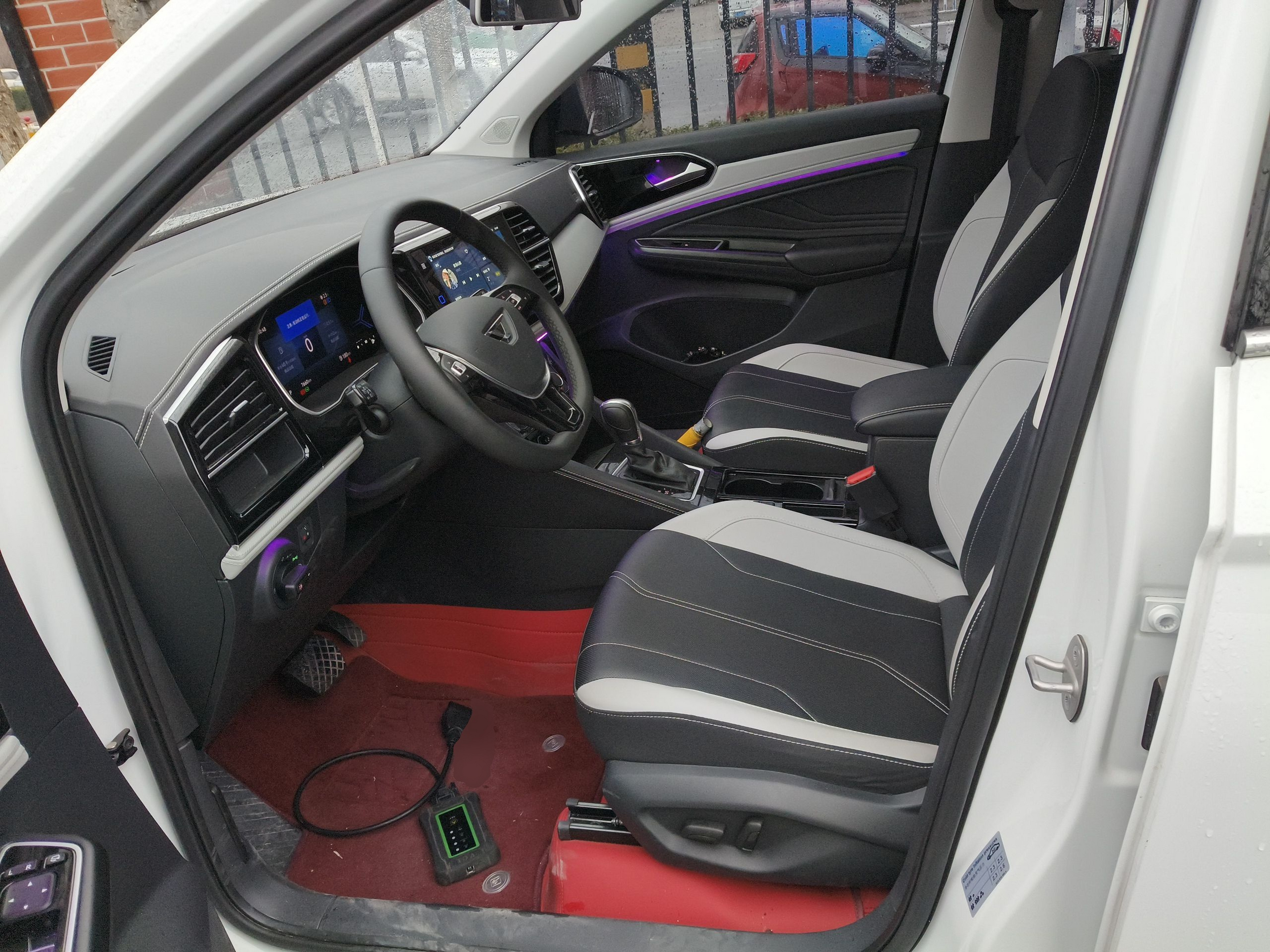 المقاعد الأمامية داخل السيارة