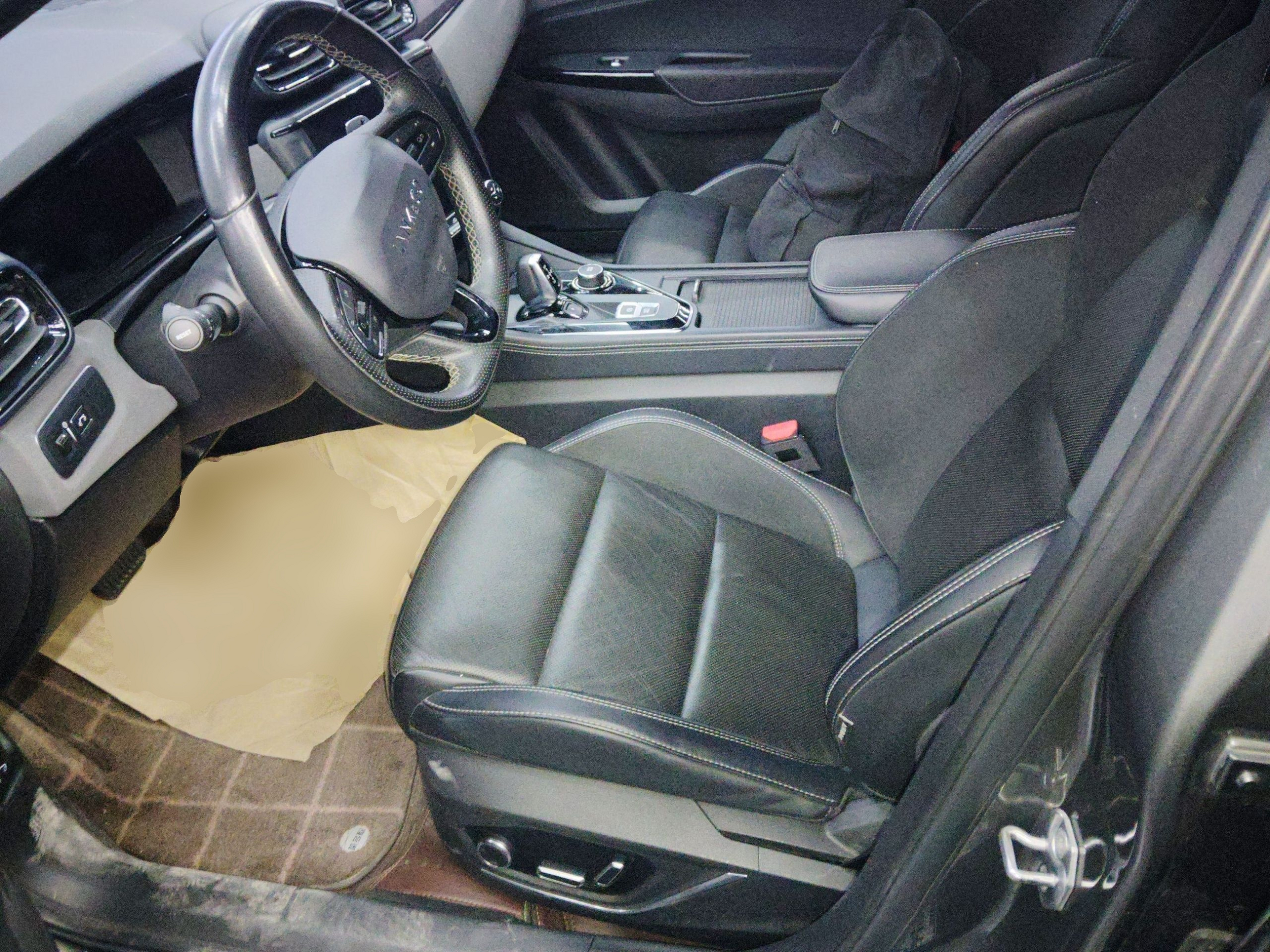 Переднее сиденье в автомобиле