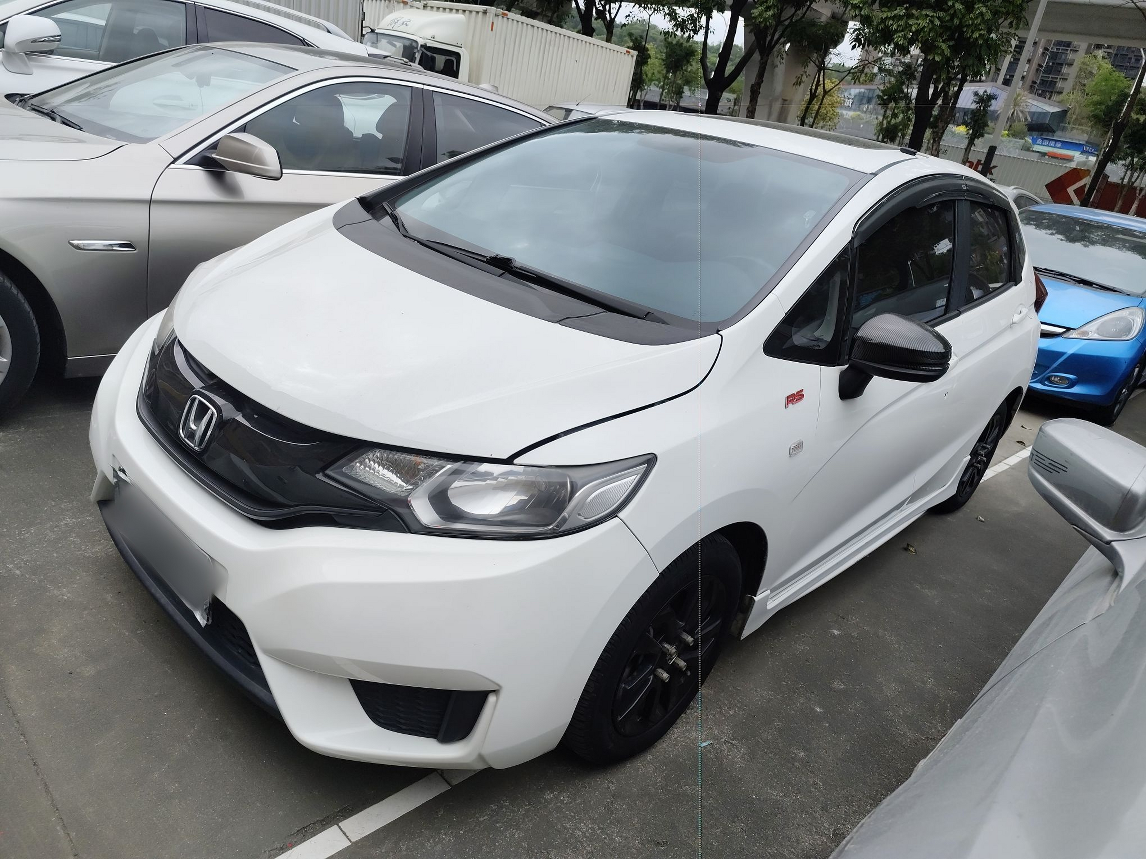 تحت مقدمة السيارة