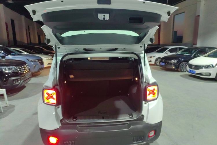 Used  Renegade 2018 Connected Large Screen Version 180T Automatic Smart Version
