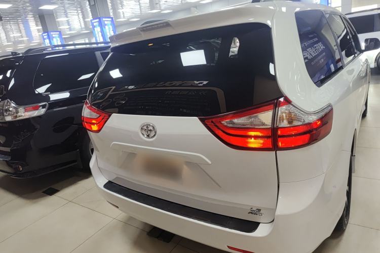 Used Toyota Sienna 2018 3.5L Four-Wheel Drive LE Trim 7 Seats U.S. Specification