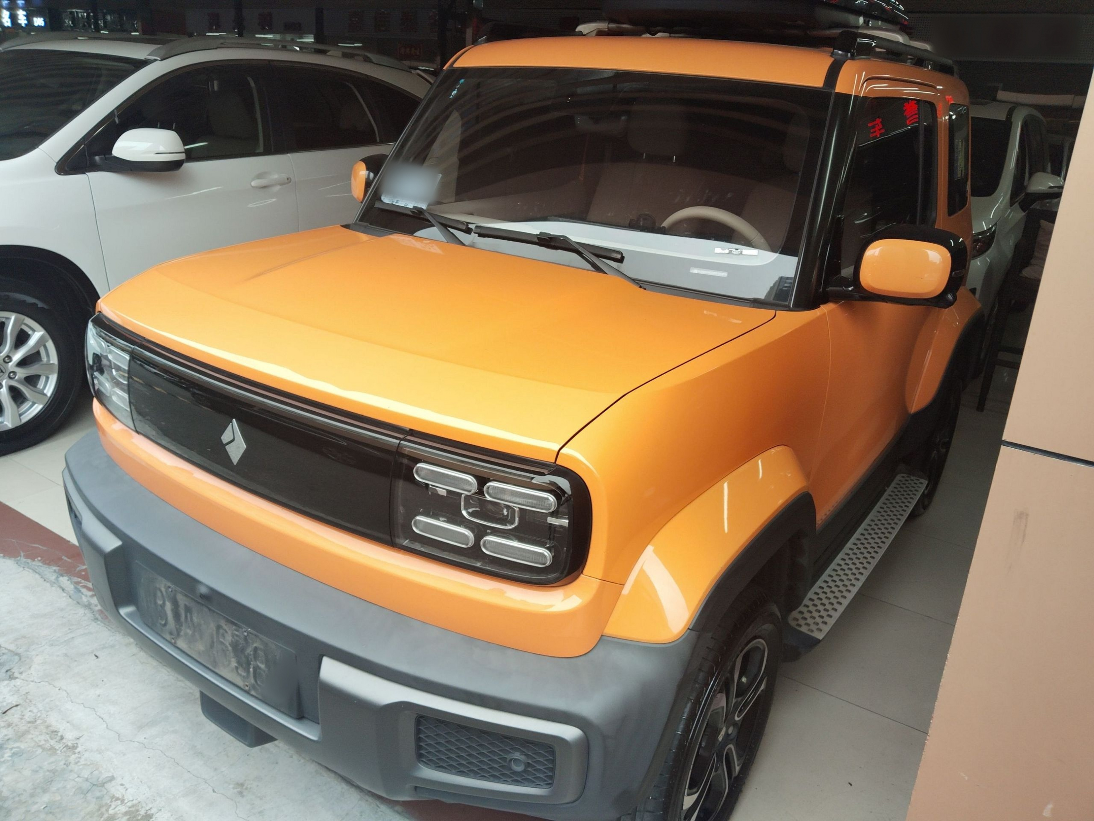 Под передней частью автомобиля