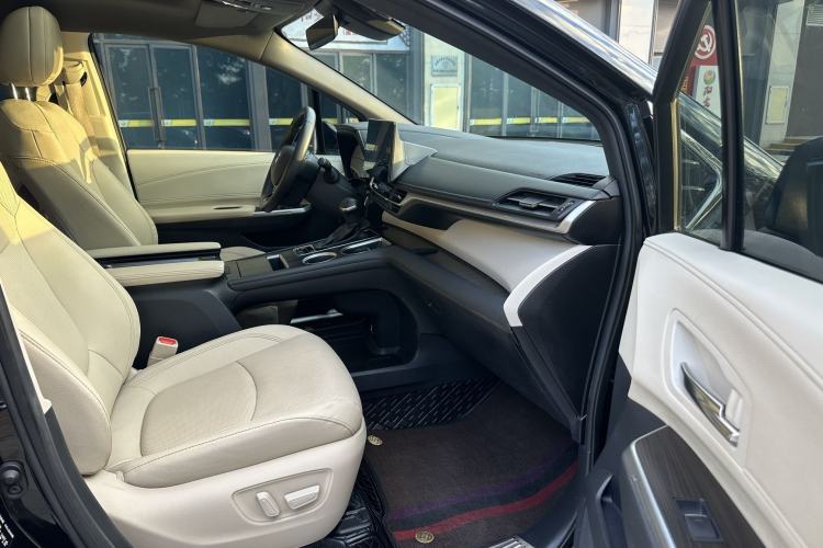 Used Toyota Granvia 2022 2.5L Hybrid Prestige Edition
