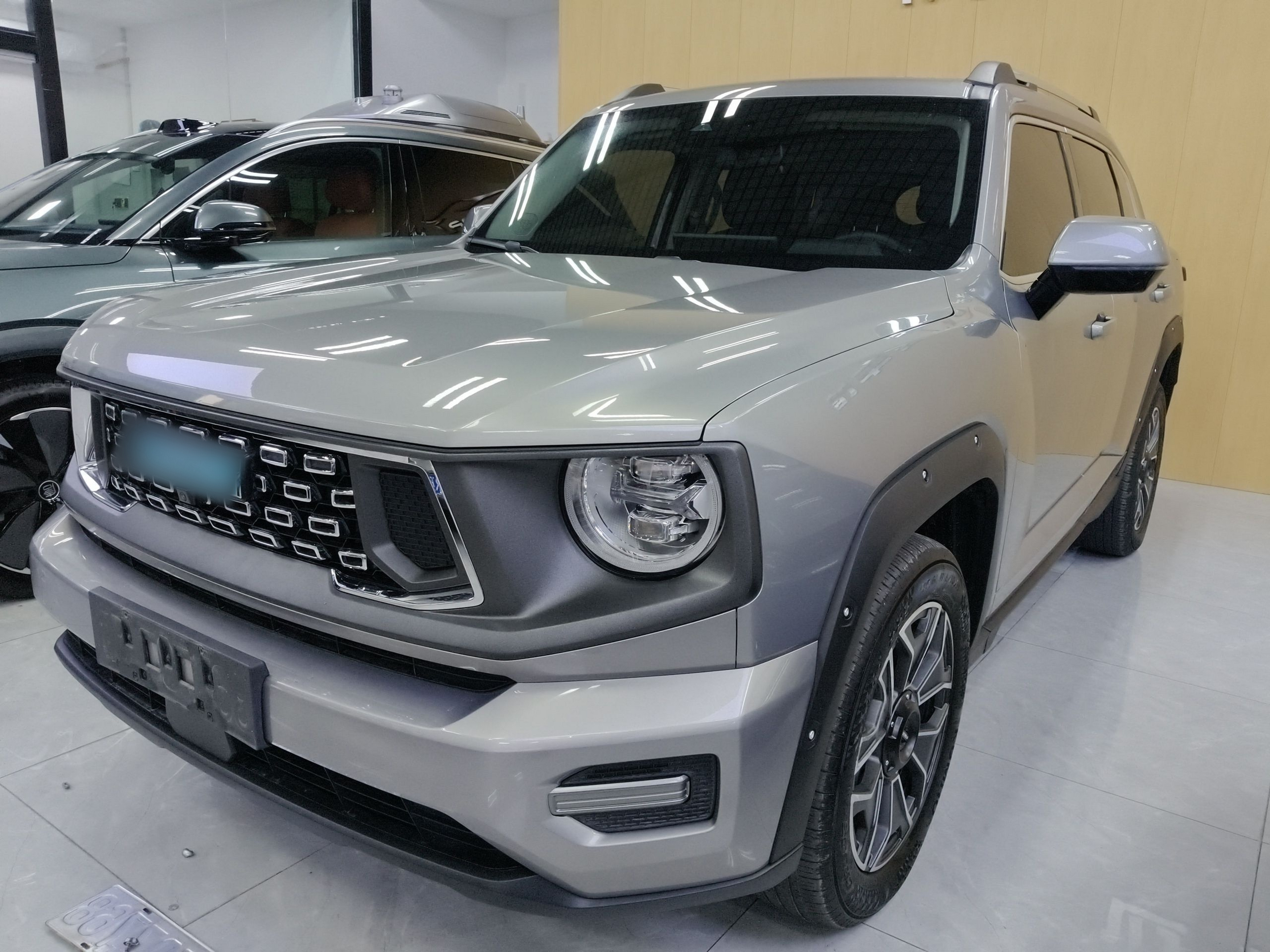 تحت مقدمة السيارة