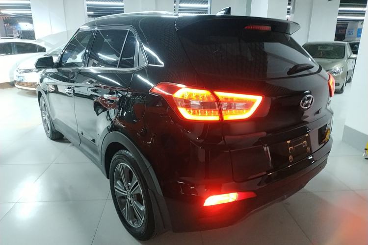 Used Hyundai ix25 2015 1.6L Automatic Two-Wheel-Drive Deluxe DLX Model
