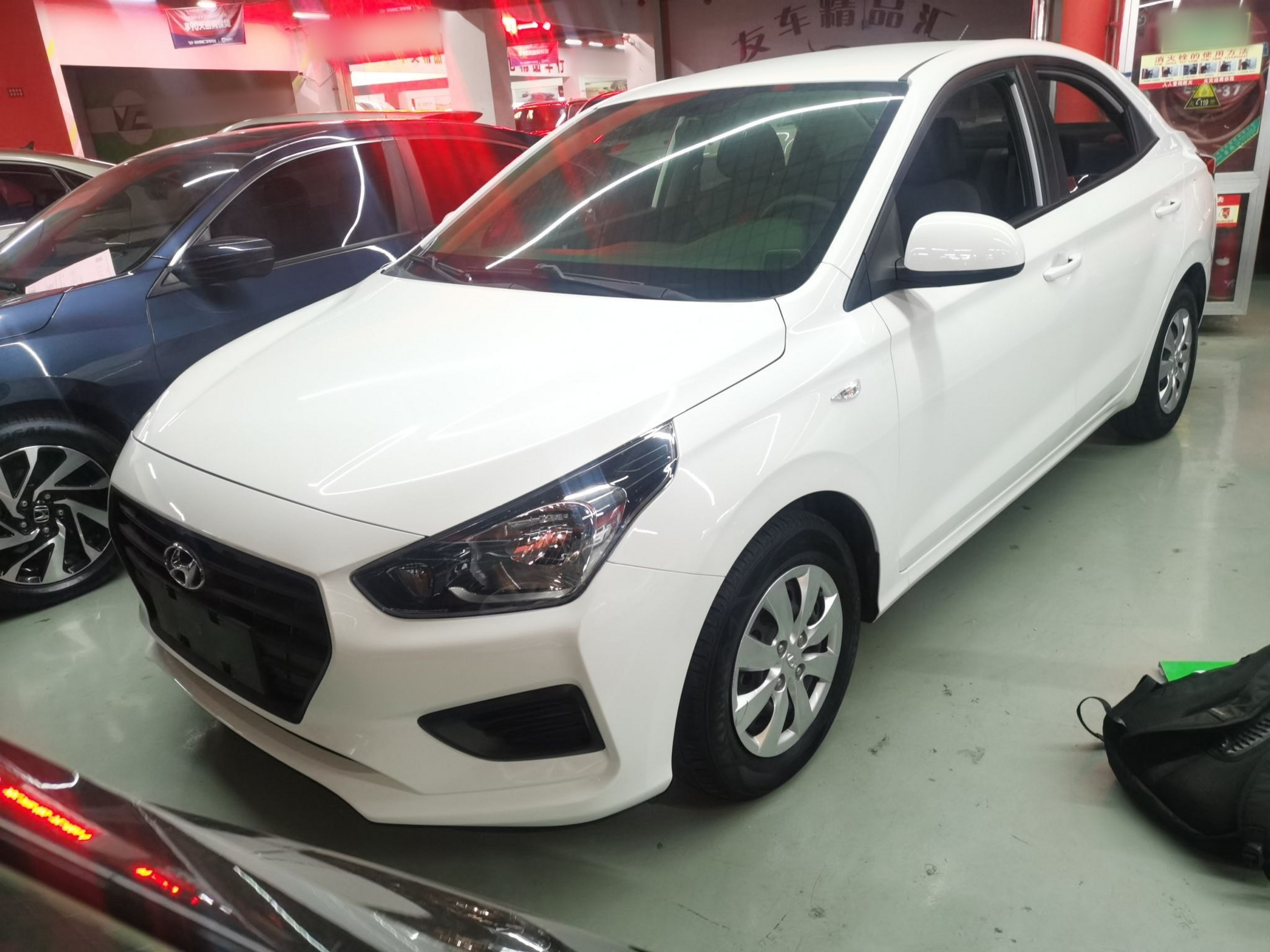 تحت مقدمة السيارة