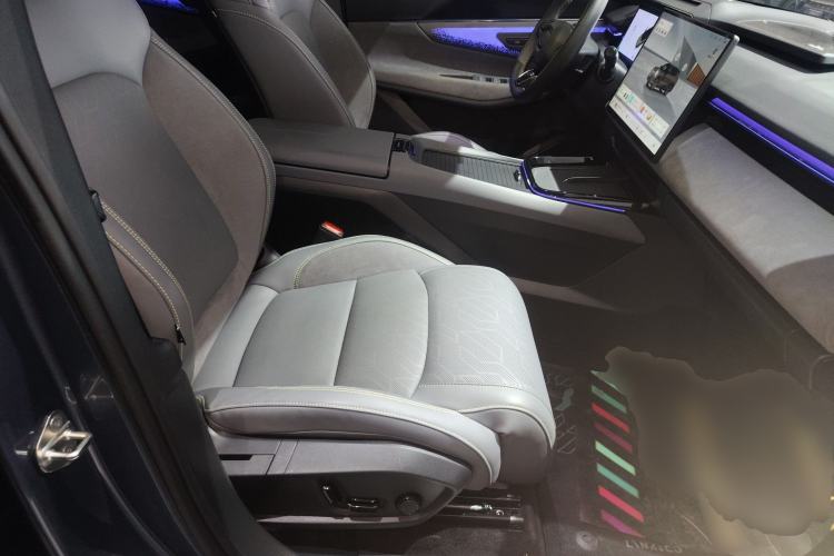 Used Lynk & Co 08 EM-P 2025 220 km All-Wheel-Drive Performance Halo