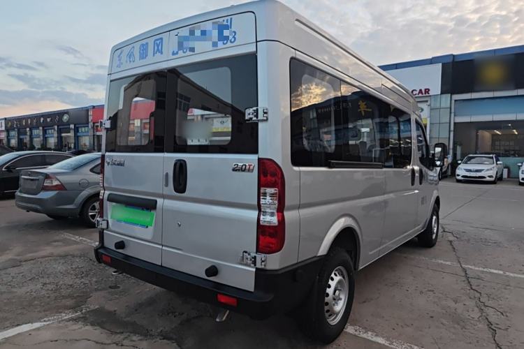 Used  Yufeng 2023 V9+ 2.0T Manual Front-Wheel-Drive Multi-Function Mid-Roof Van with 7/8/9 Seats
