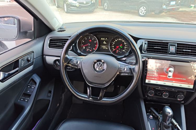 Used Volkswagen Sagitar 2017 230TSI Automatic Comfort Version
